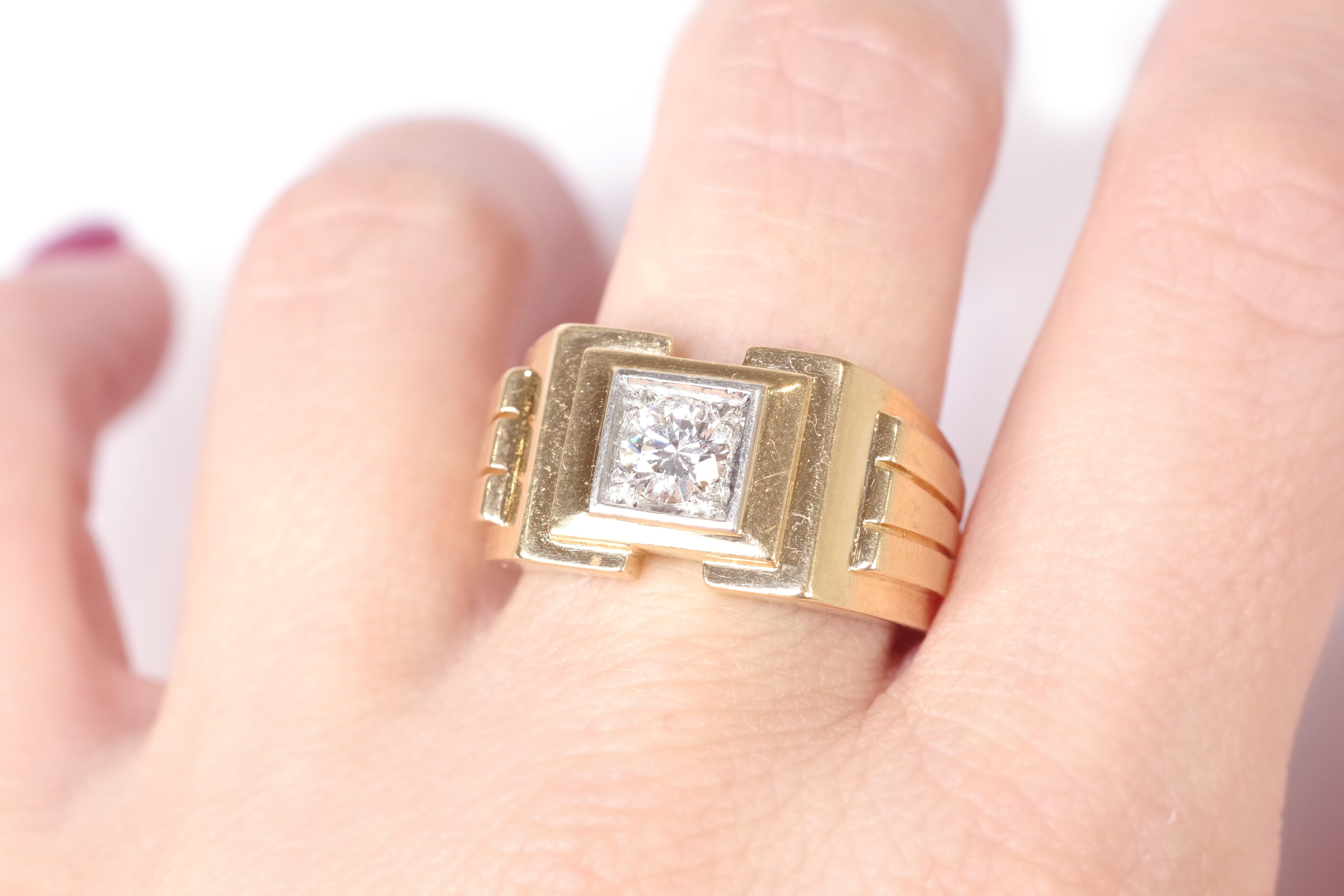 Panzerring mit 0,70 Karat Diamanten aus massivem 18-karätigem Gold und Platin, mit einem kräftigen geometrischen Design, typisch für die Retro-Zeit. Dieser Ring ist mit einem runden Diamanten im Brillantschliff von ca. 0,70 Karat in einer