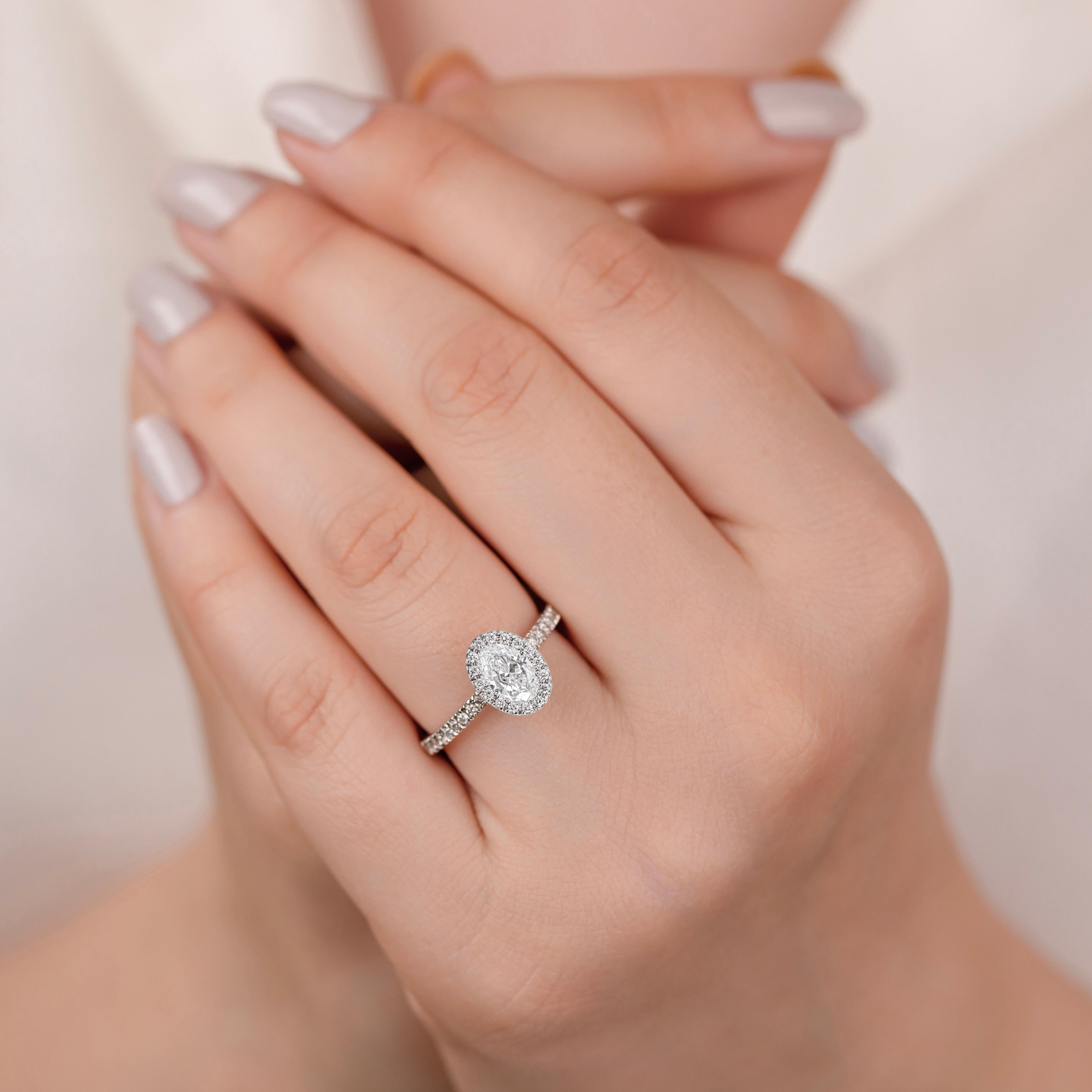 Women's or Men's 0.70 ct Oval Cut Diamond Solitaire, Diamond Solitaire Ring with Edge Stone, Quee For Sale