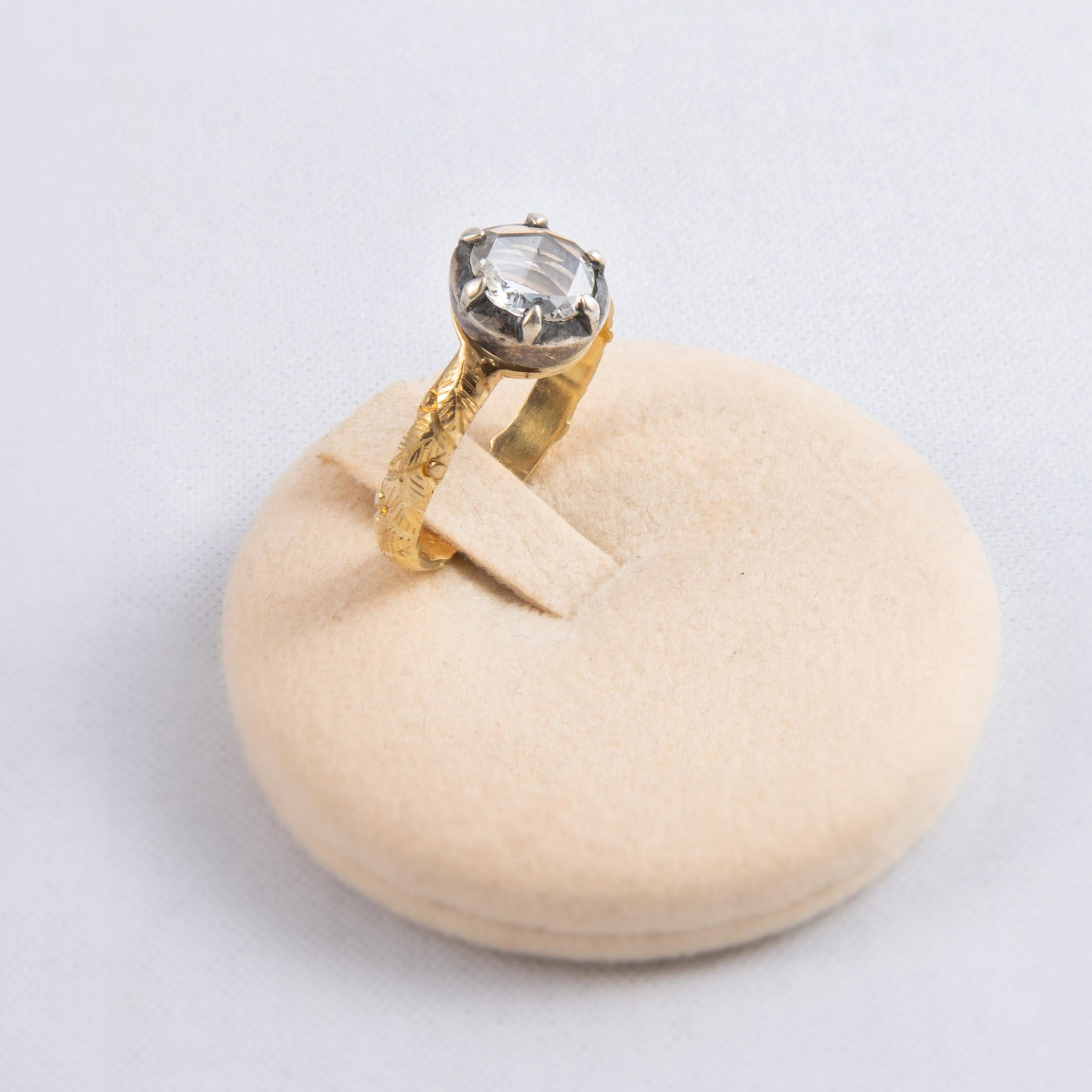 Diamond Ring in 18k gold, engraved stem with a 0,70 ct rose set on silver.
Italian Size 13.