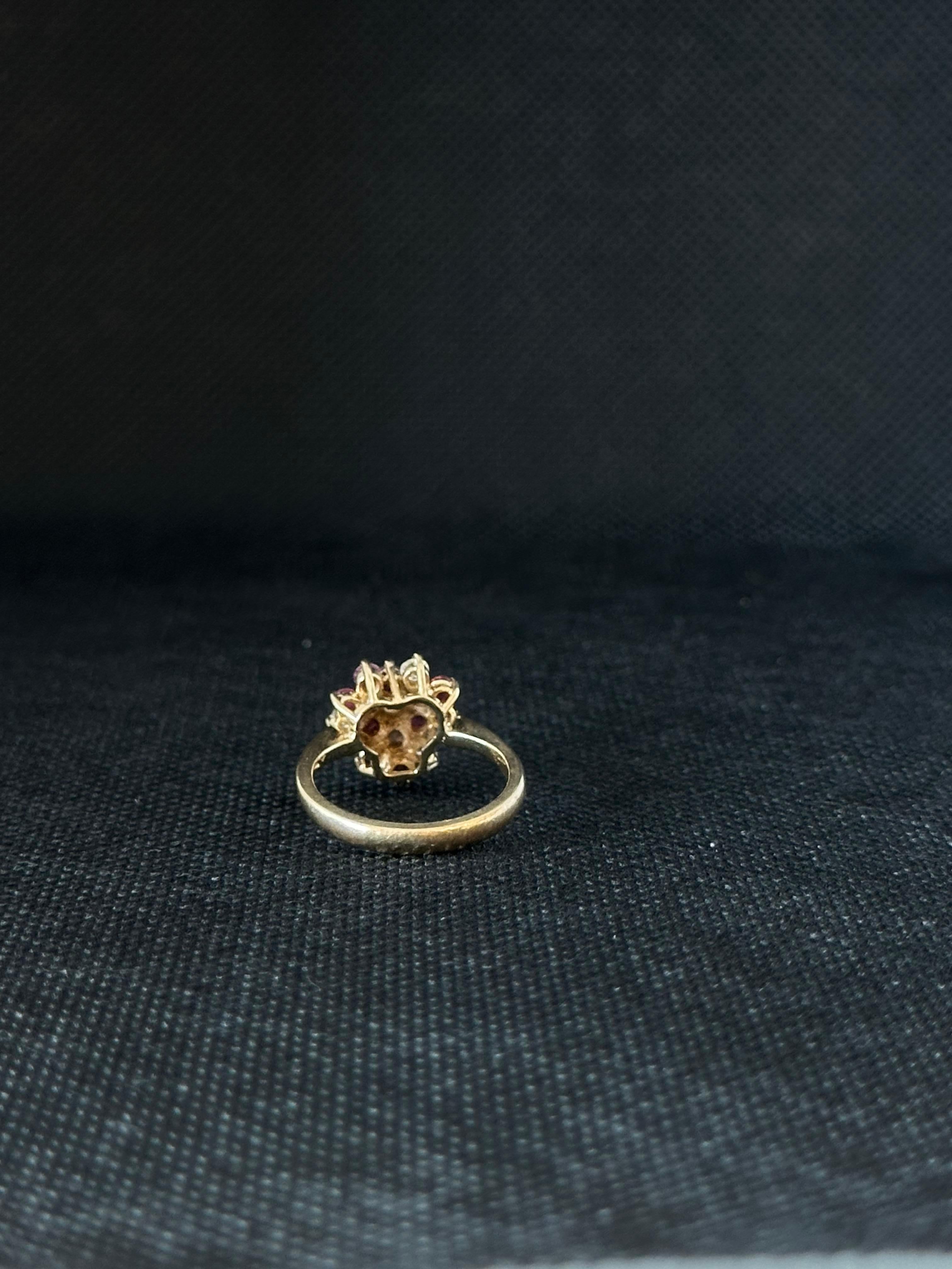 Donna Anello da cocktail con diamanti naturali da 0,70 CTW e rubino da 0,90 CTW in vendita