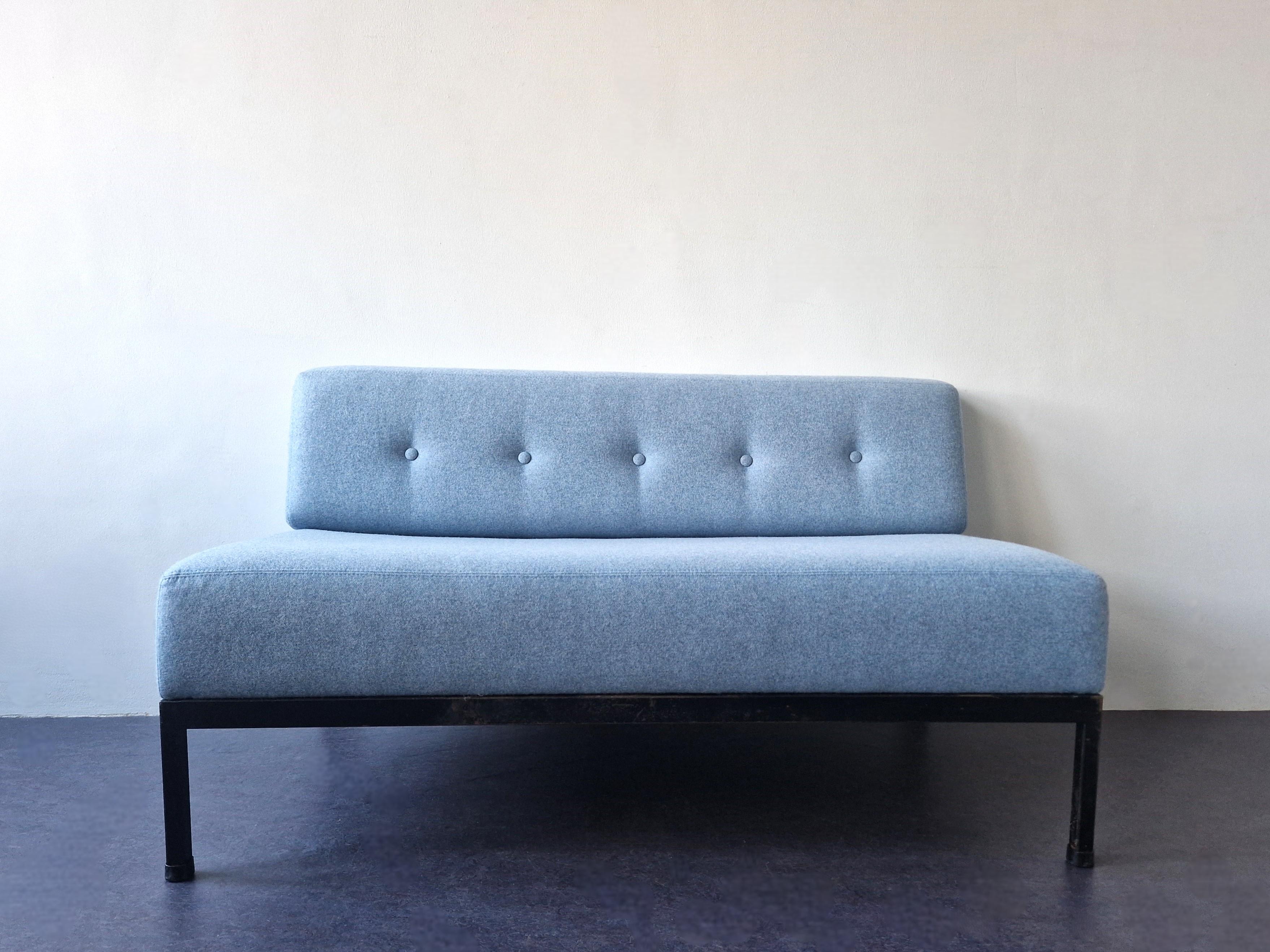 Il s'agit d'un canapé 2 places de la série 070 de Kho Liang Ie pour Artifort. Le design date de 1964 et ce canapé est une première édition qui n'a été en production que pendant une courte période à l'époque.

