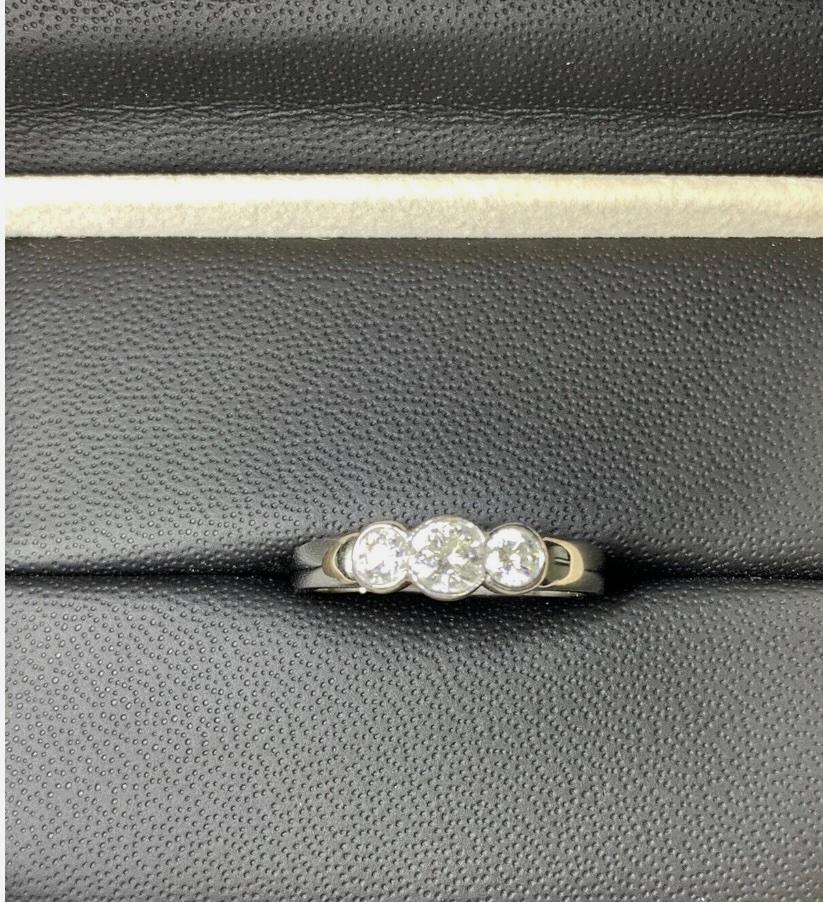 Round Cut 0.70ct Diamond Chunky trilogy engagement ring in platinum wedding For Sale