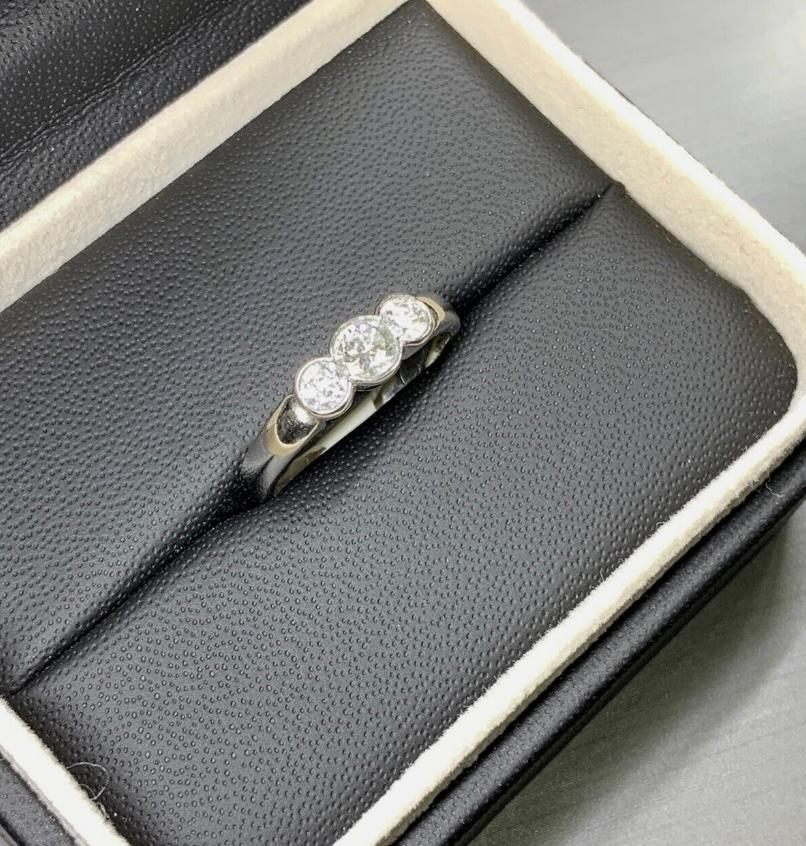 0.70ct Diamond Chunky trilogy engagement ring in platinum wedding In New Condition For Sale In London, GB