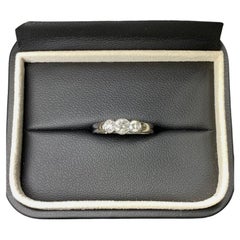 Bague de fiançailles en platine sertie d'une grande trilogie de diamants de 0,70 carat