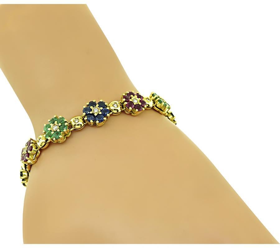 Se trata de una increíble pulsera de oro amarillo de 18 quilates. La pulsera está engastada con brillantes diamantes de talla redonda que pesan aproximadamente 0.70 ct. El color de los diamantes es G-H con claridad VS. Los diamantes están acentuados