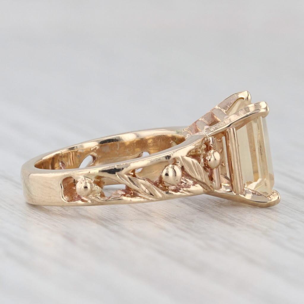 Información sobre la gema:
- Citrino natural -
Quilates - 0,70ct
Talla - Esmeralda
Color - Amarillo
Tratamiento - Calentado

Metal: Oro amarillo de 14 quilates
Peso: 4.7 gramos 
Sellos: 14k
Altura de la cara: 10 mm 
Altura sobre el dedo: 8.2