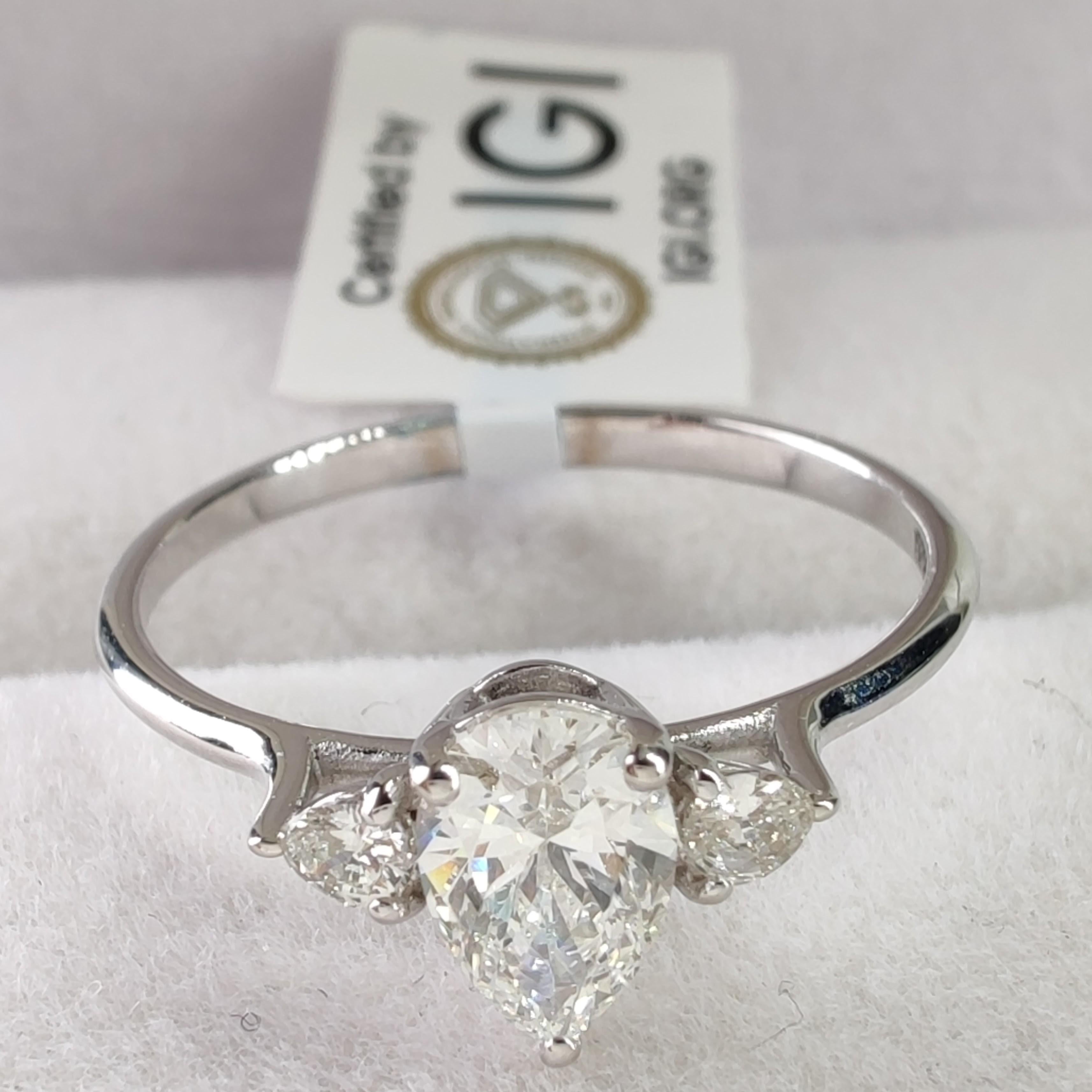Bague de fiançailles à trois pierres en or blanc 18 carats avec diamant naturel taille poire de 0,70 carat en vente 3
