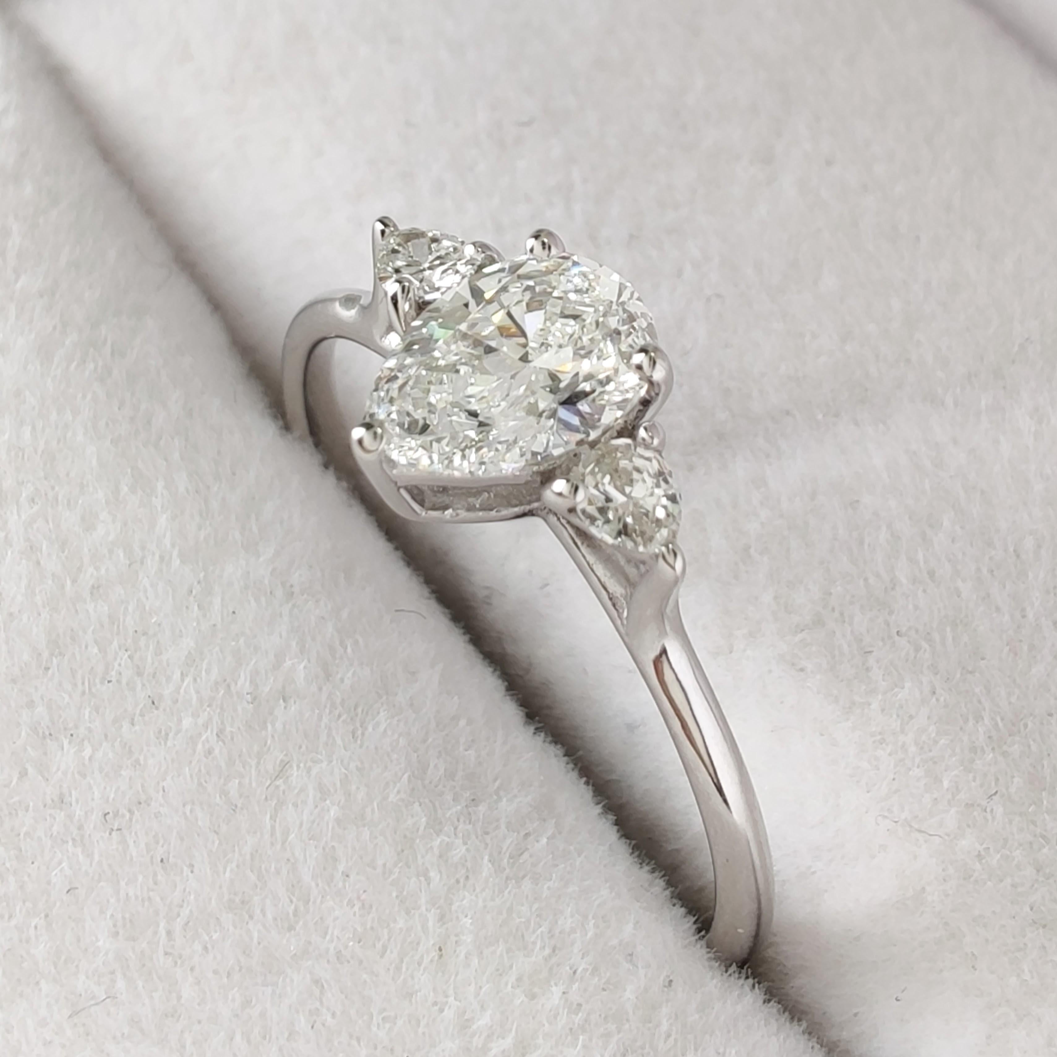 Contemporain Bague de fiançailles à trois pierres en or blanc 18 carats avec diamant naturel taille poire de 0,70 carat en vente