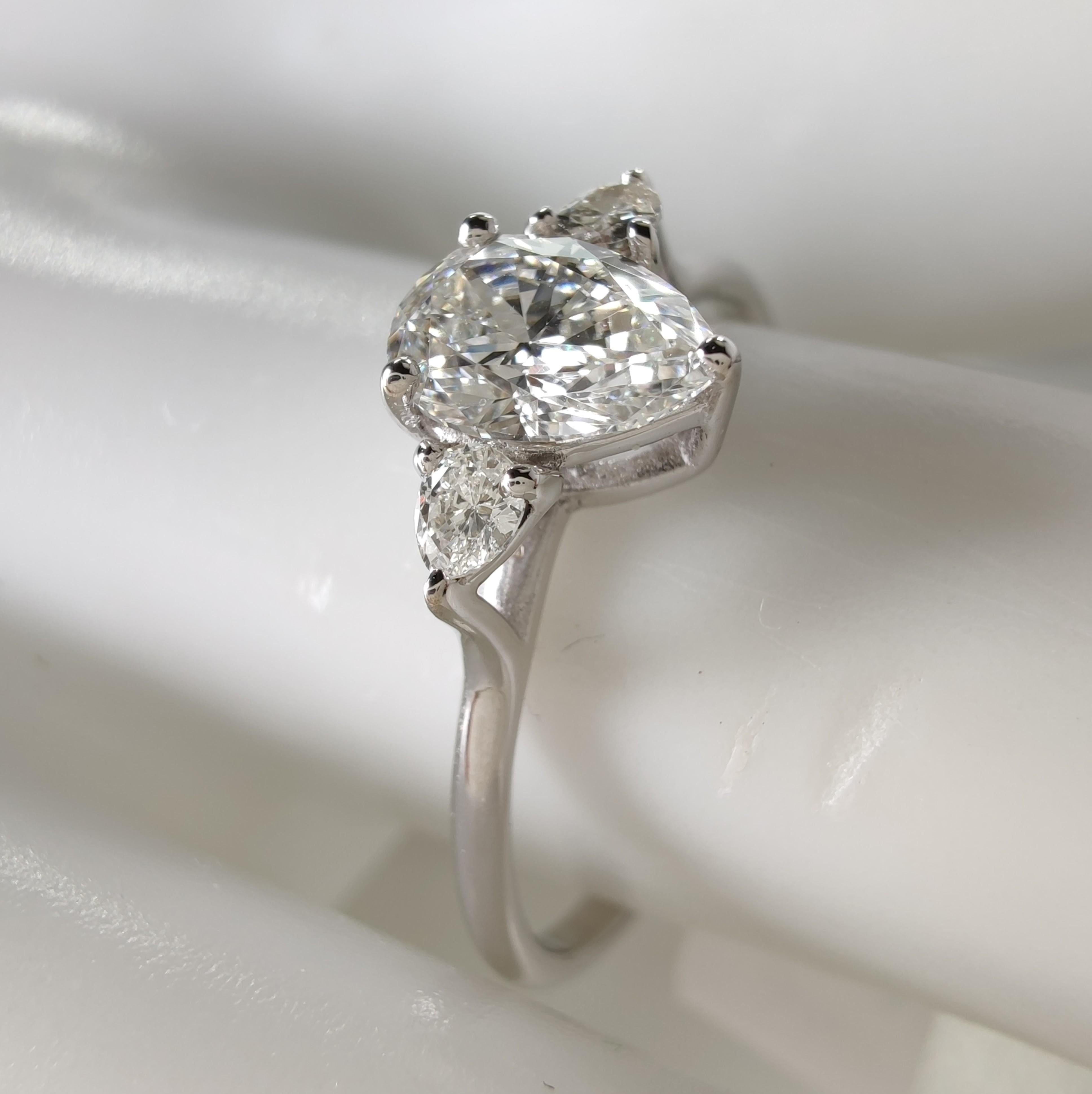 Taille poire Bague de fiançailles à trois pierres en or blanc 18 carats avec diamant naturel taille poire de 0,70 carat en vente