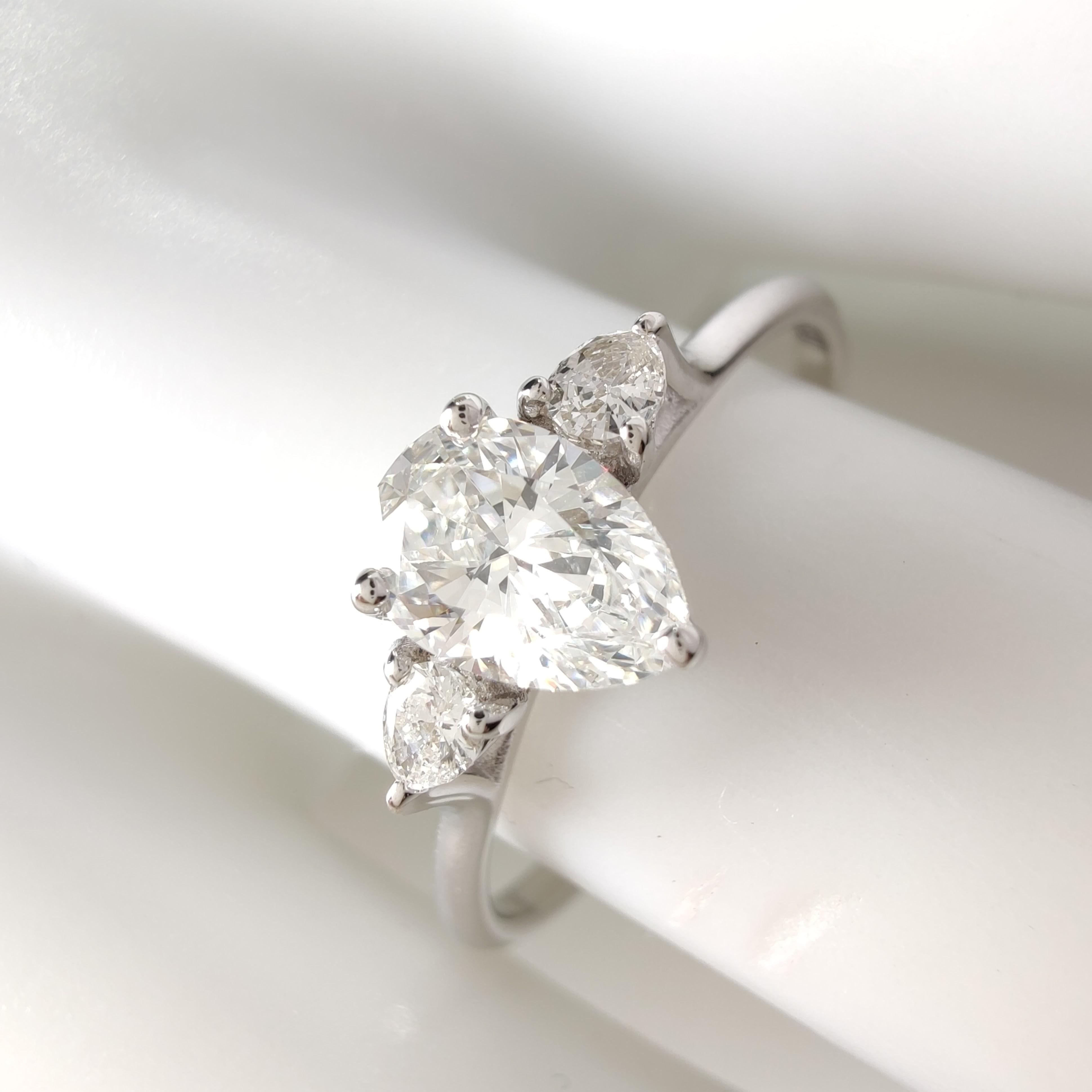 Bague de fiançailles à trois pierres en or blanc 18 carats avec diamant naturel taille poire de 0,70 carat Neuf - En vente à Sant Josep de sa Talaia, IB