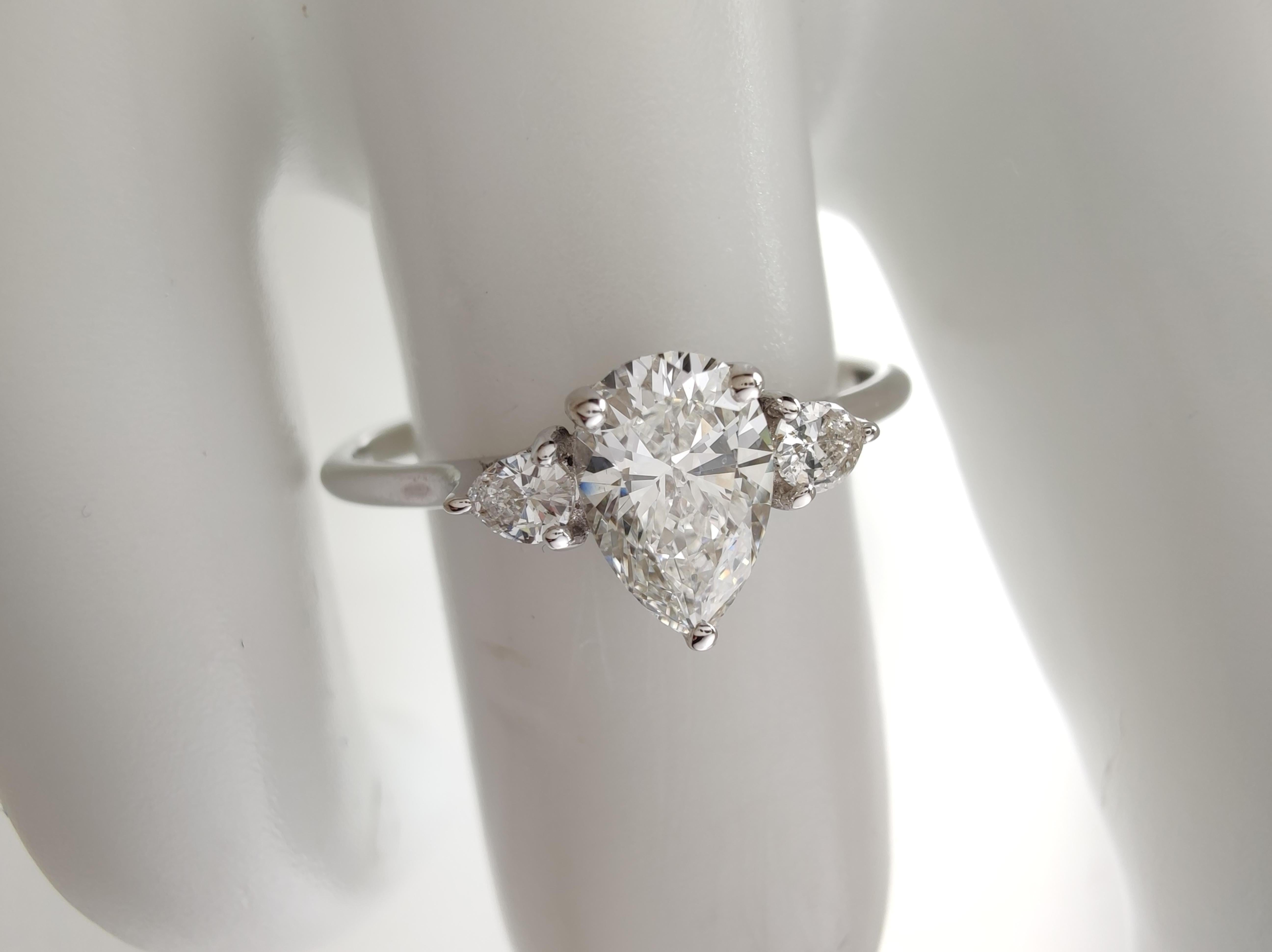 Bague de fiançailles à trois pierres en or blanc 18 carats avec diamant naturel taille poire de 0,70 carat Pour femmes en vente