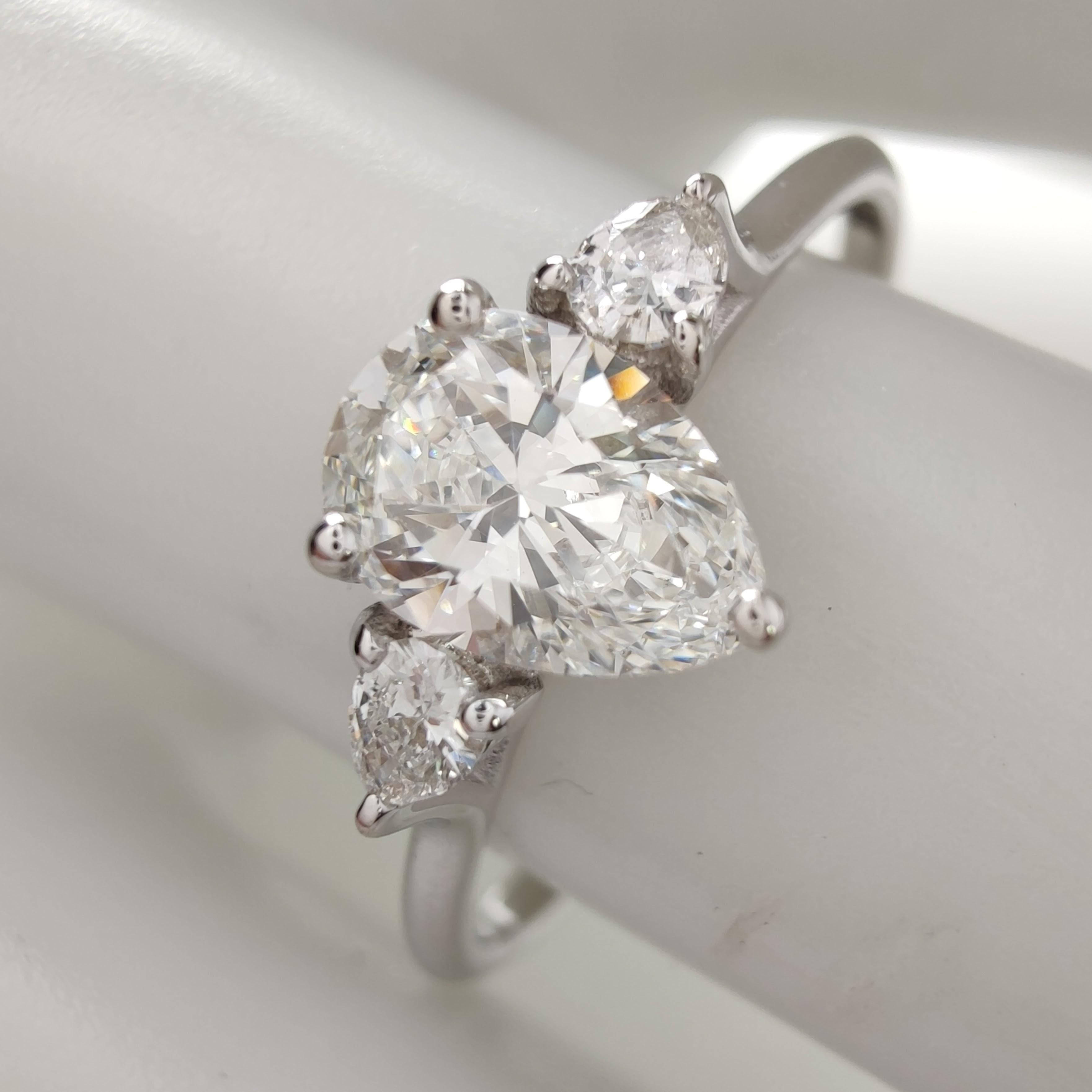 Bague de fiançailles à trois pierres en or blanc 18 carats avec diamant naturel taille poire de 0,70 carat en vente 1
