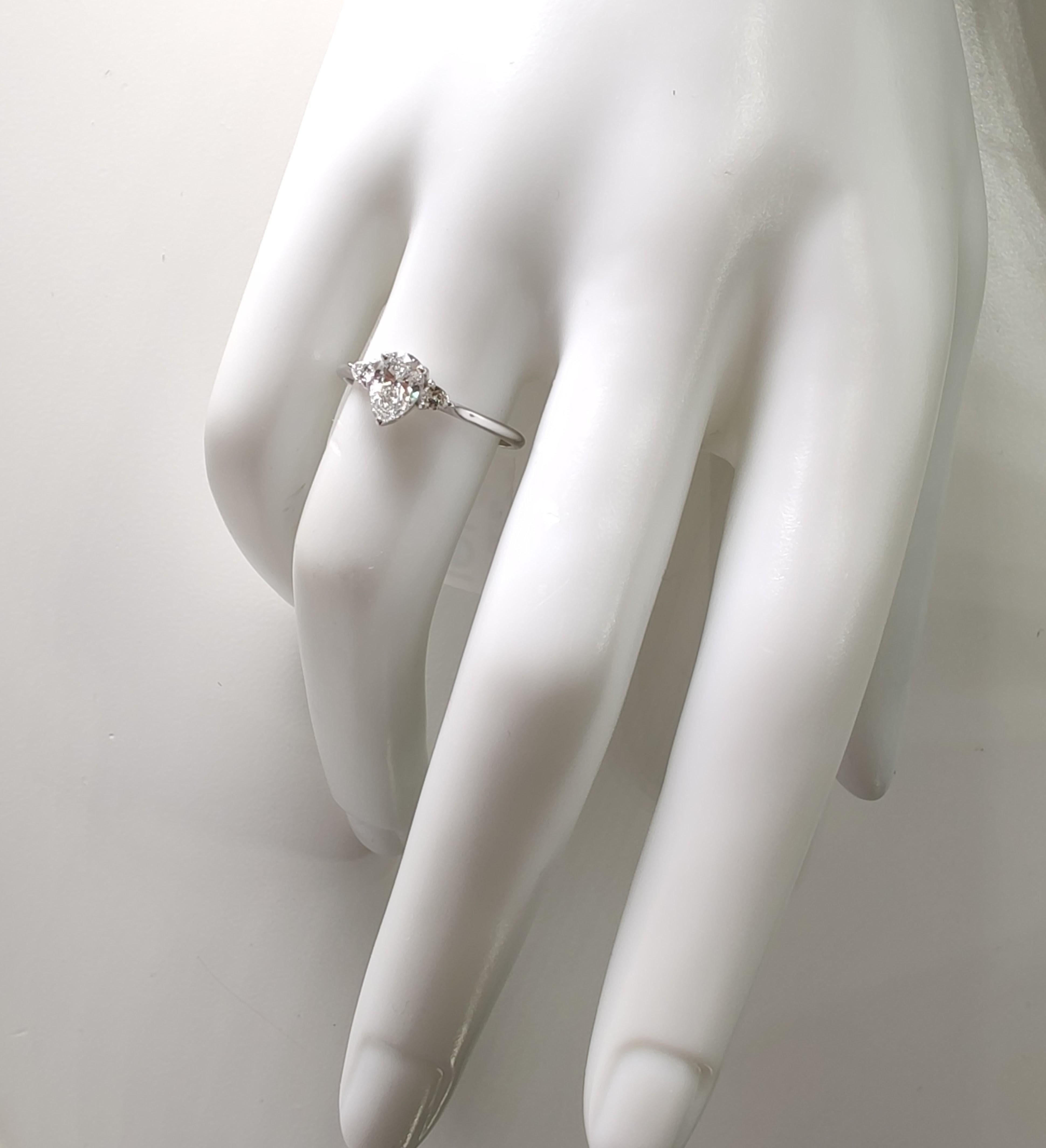 Bague de fiançailles à trois pierres en or blanc 18 carats avec diamant naturel taille poire de 0,70 carat en vente 2