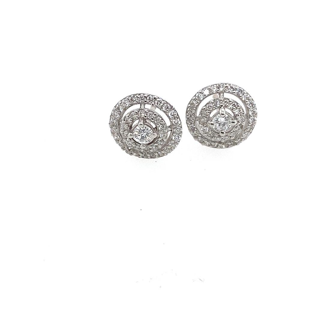 Orecchini in oro bianco 18ct con diamanti rotondi incastonati (Pave Set) e 0,70ct di diamanti rotondi

Questi eleganti orecchini in oro bianco 18 carati presentano 0,70 carati di diamanti rotondi. Gli orecchini sono incastonati in un'aureola con