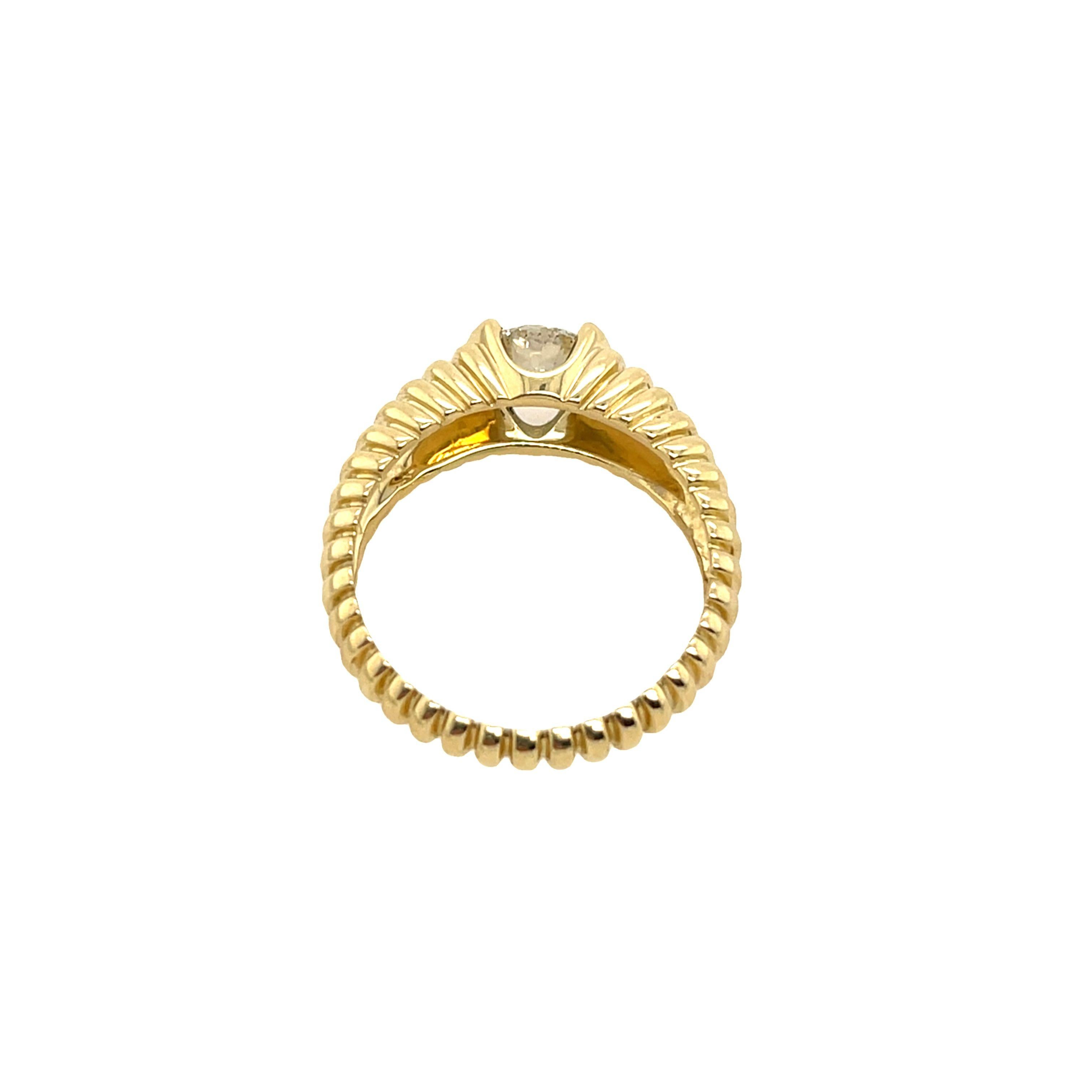 Un magnifique diamant rond de taille brillant pesant 0,70ct, serti de manière experte dans un luxueux bracelet en or jaune 14ct. Ce design intemporel met en valeur l'élégance du diamant, ce qui en fait un choix parfait pour toute occasion