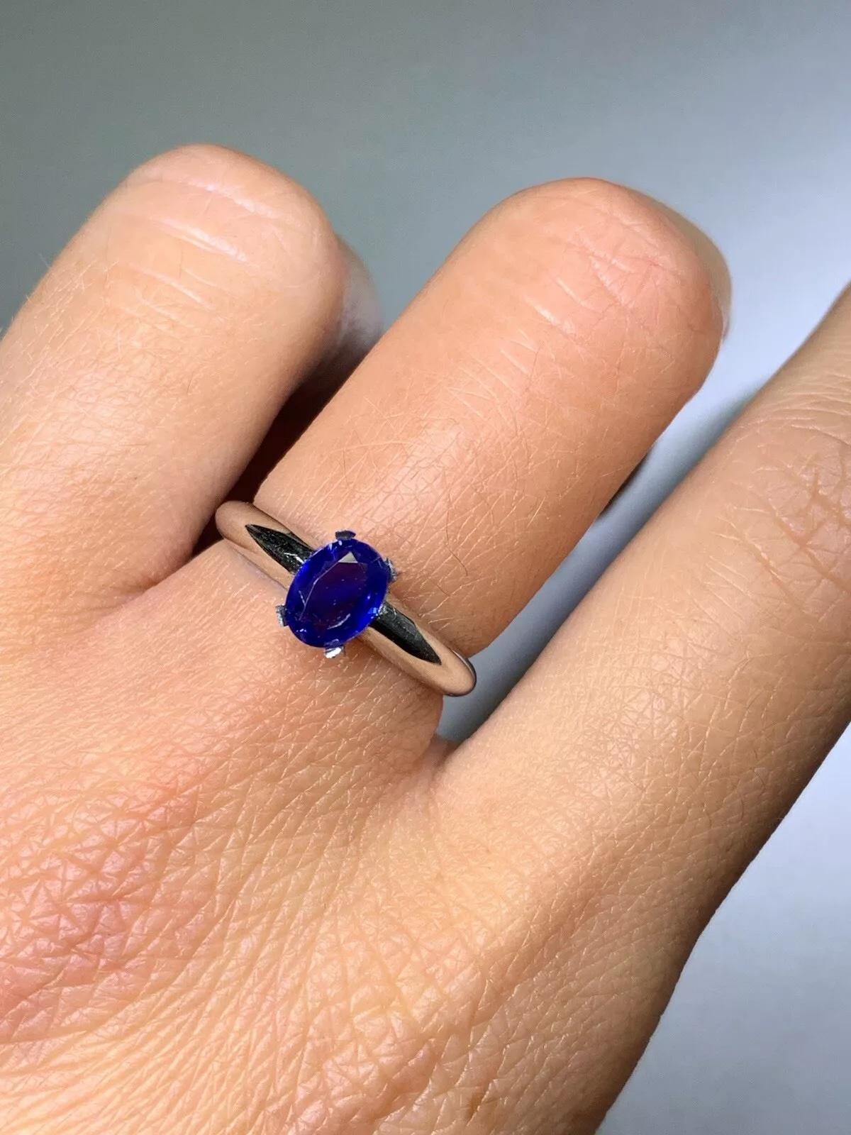 0.70ct Sapphire oval blue ceylon solitaire engagement ring in 18ct white gold. Corte oval en venta