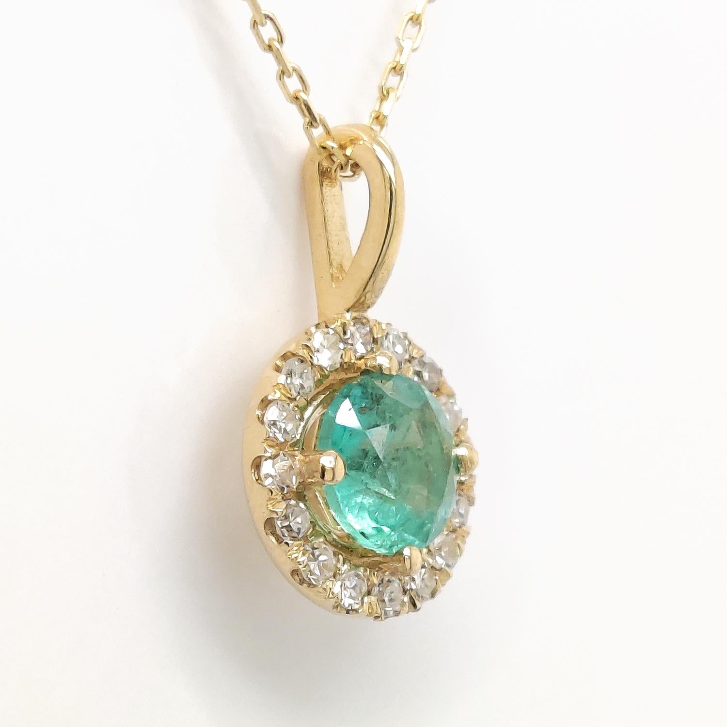 0.70 tcw Emerald and Diamond 14k Yellow Gold Pendant In New Condition In Ramat Gan, IL