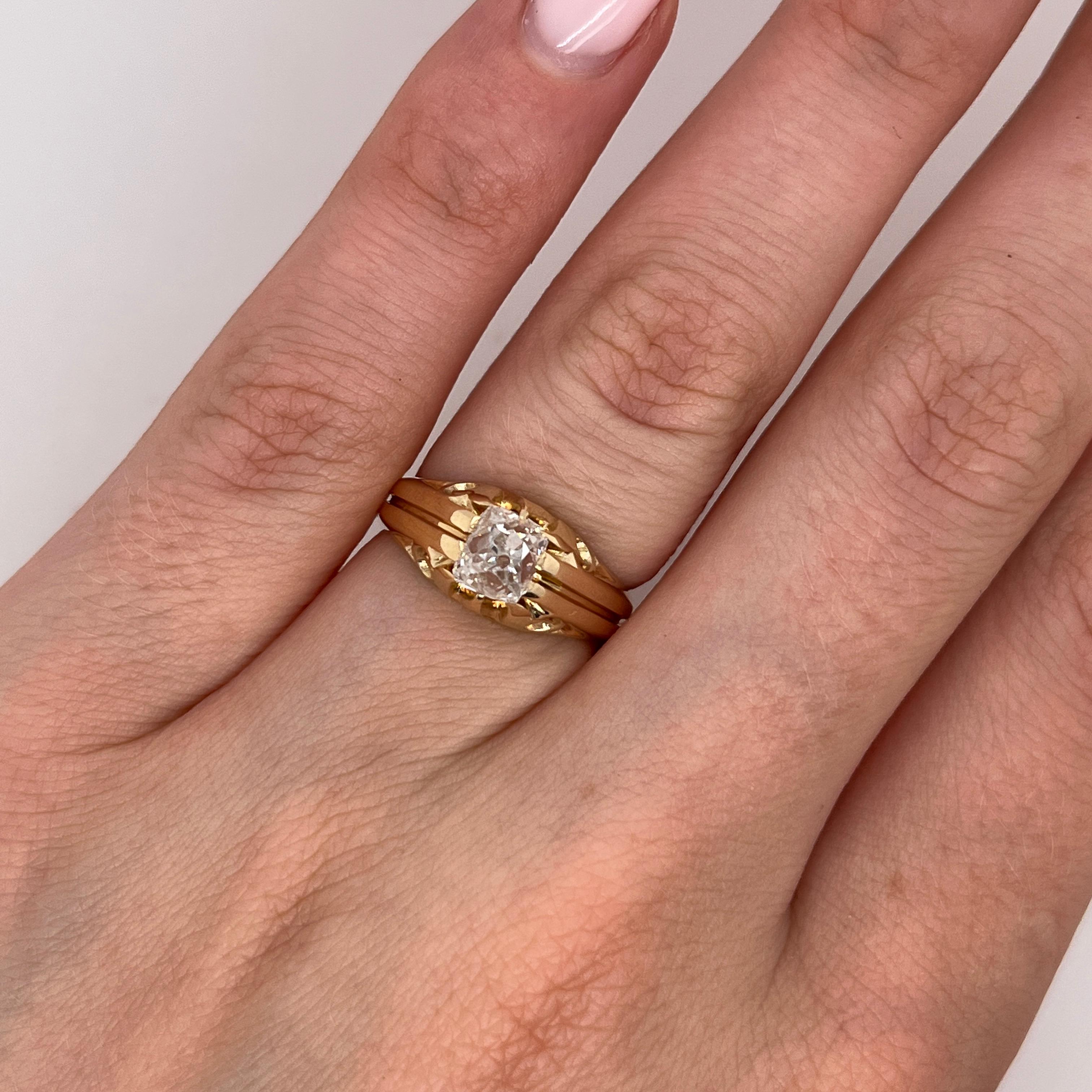 Une bague en diamant vintage, intemporelle et élégante, 
mettant en valeur un diamant naturel de taille victorienne de 0,70ct, 
serti dans un anneau classique et chaleureux en or jaune 18ct. 
Cette pièce magnifiquement conservée capture le charme