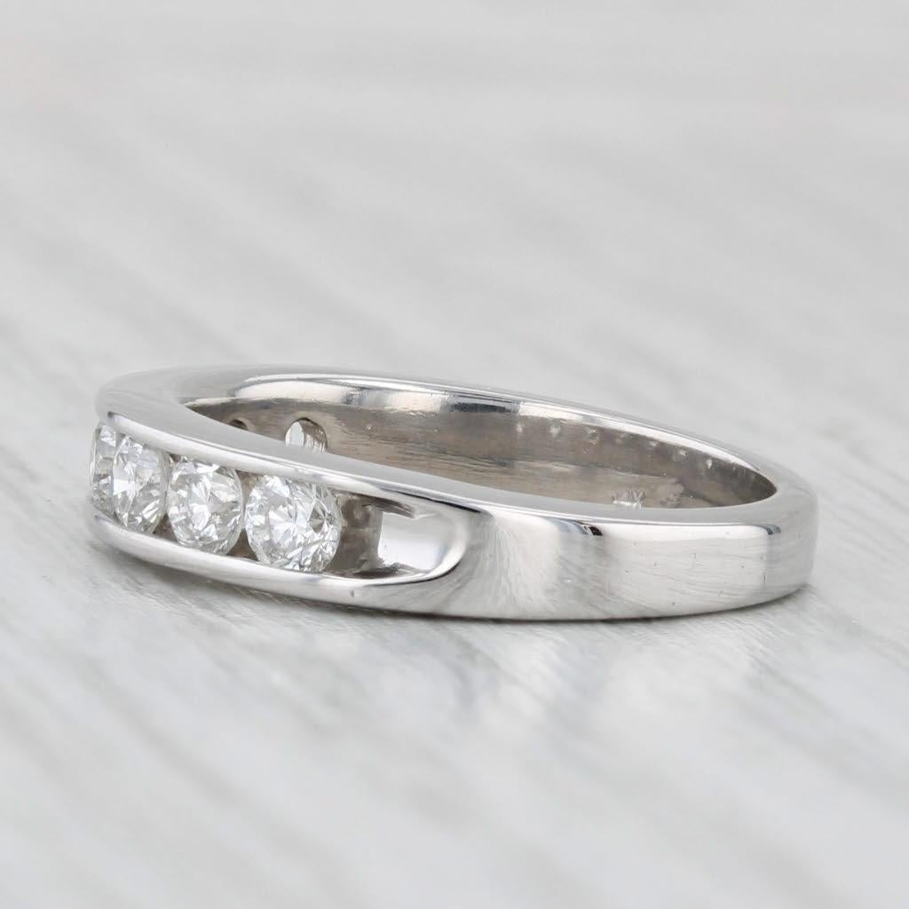 Informations sur les pierres précieuses :
- Diamants naturels -
Total des carats - 0.70ctw
Taille - Brilliante ronde
Couleur - G - H
Clarté - SI1 - SI2

Métal : Or blanc 14k
Poids : 3,8 grammes 
Timbres : 14k
Hauteur de la face : 4 mm 
Hauteur
