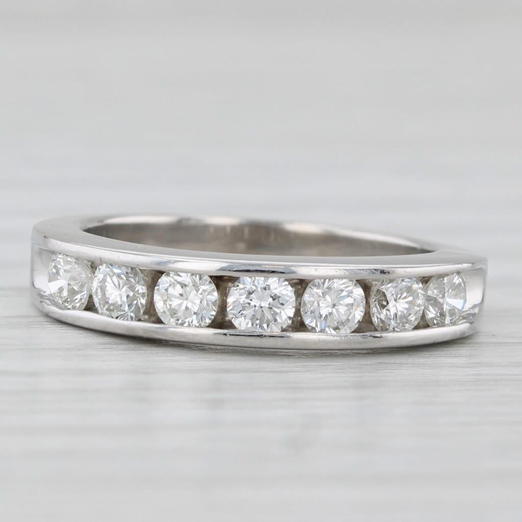 Alliance d'anniversaire en or blanc 14 carats sertie de diamants 0,70 ctw, taille 5,25 Bon état - En vente à McLeansville, NC