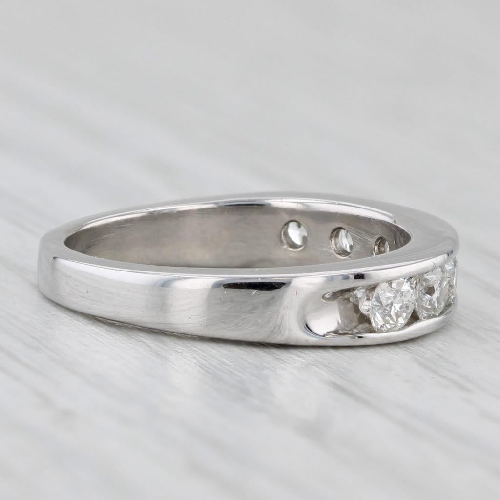 Alliance d'anniversaire en or blanc 14 carats sertie de diamants 0,70 ctw, taille 5,25 Unisexe en vente