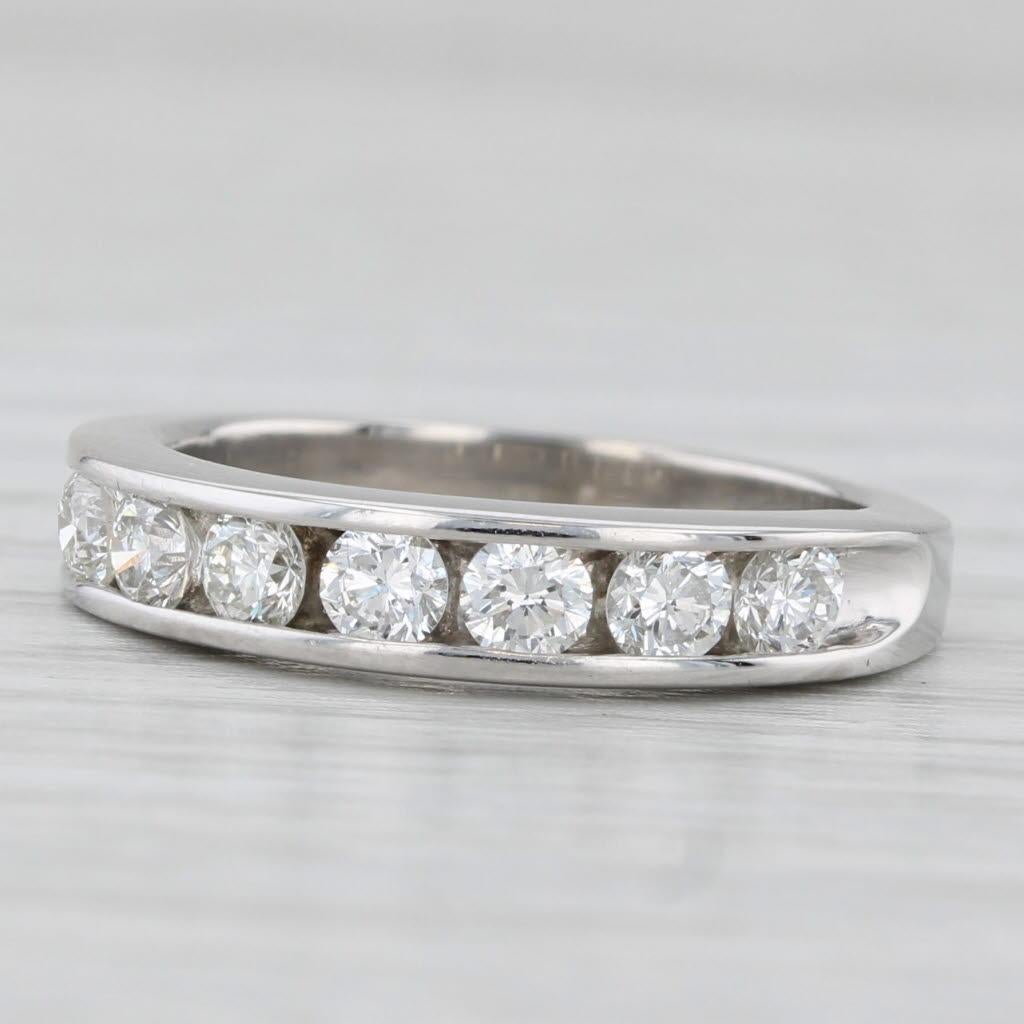 Alliance d'anniversaire en or blanc 14 carats sertie de diamants 0,70 ctw, taille 5,25 en vente 1