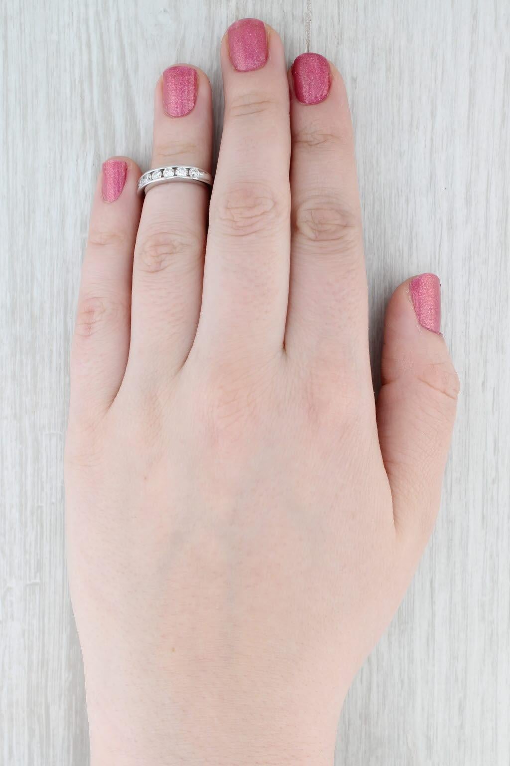 Alliance d'anniversaire en or blanc 14 carats sertie de diamants 0,70 ctw, taille 5,25 en vente 4