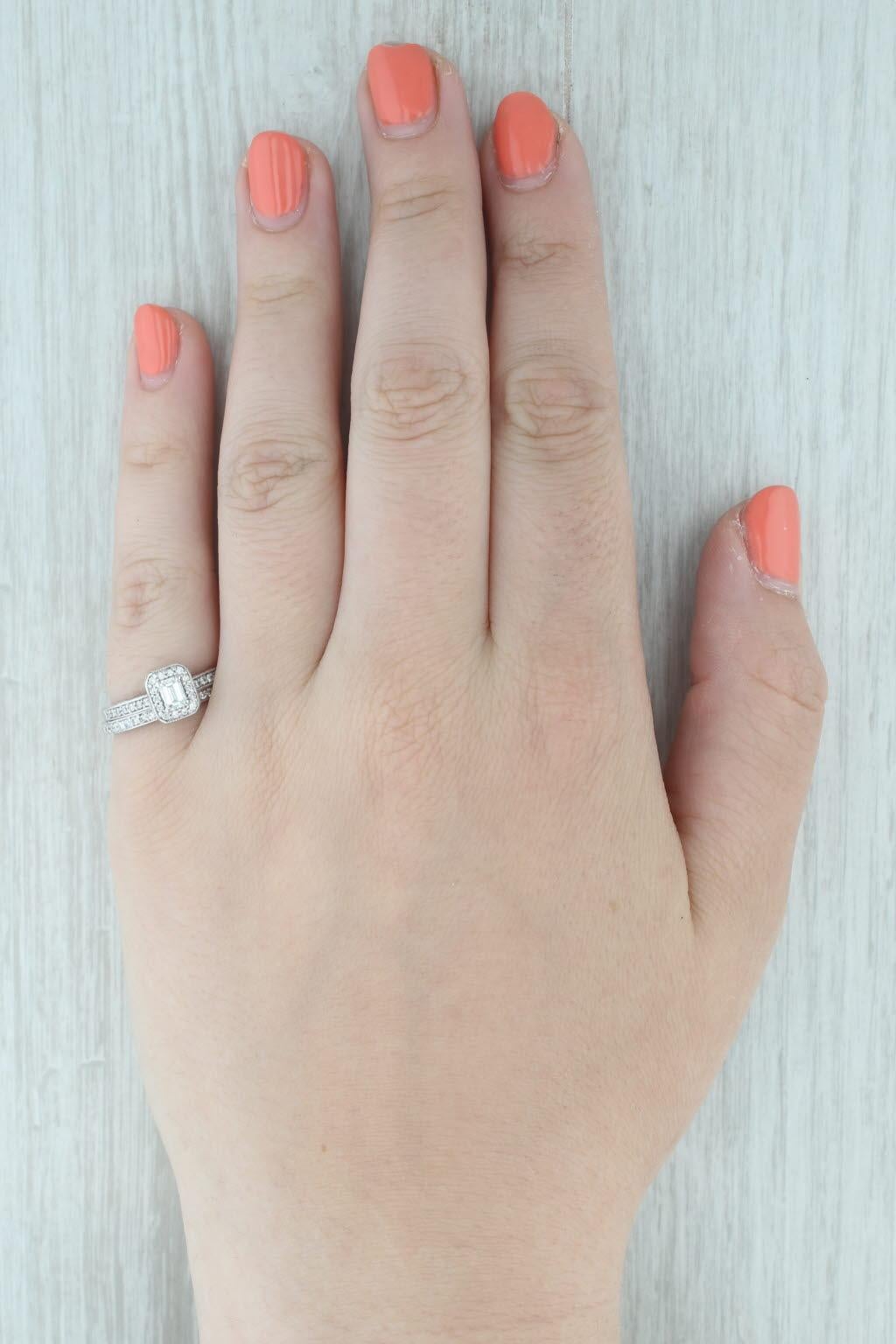 Anello di fidanzamento aureolato con diamante taglio smeraldo da 0,70 ct. in oro bianco 14 ct. in vendita 5