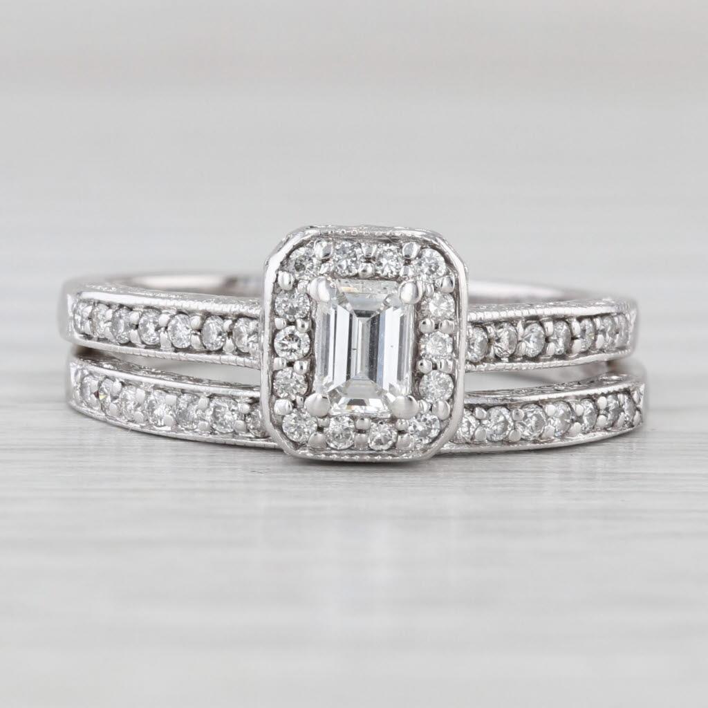 Anello di fidanzamento aureolato con diamante taglio smeraldo da 0,70 ct. in oro bianco 14 ct. In condizioni buone in vendita a McLeansville, NC