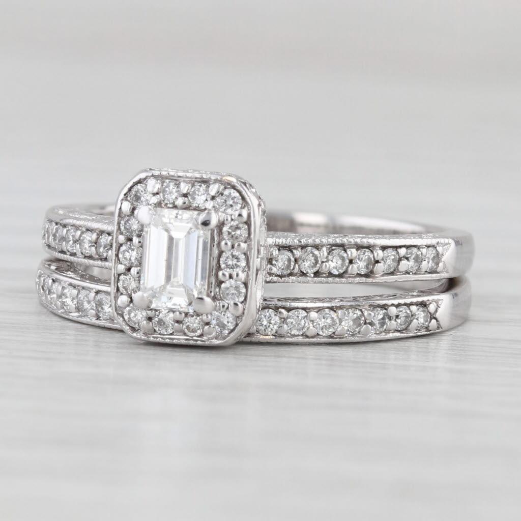 Anello di fidanzamento aureolato con diamante taglio smeraldo da 0,70 ct. in oro bianco 14 ct. in vendita 1