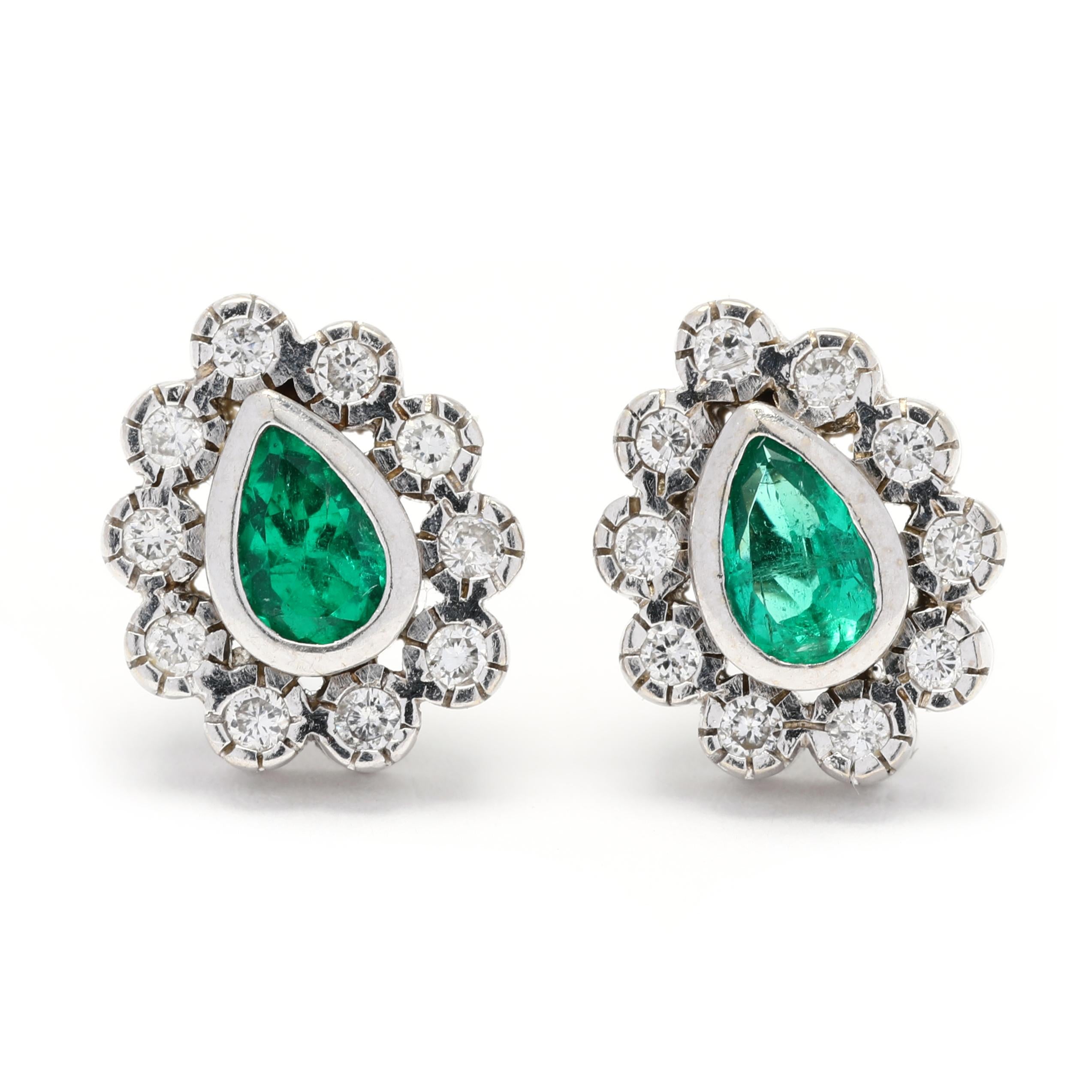 Ces magnifiques boucles d'oreilles émeraude à grappes de diamants sont un bijou époustouflant qui ajoutera de l'élégance et de la sophistication à n'importe quelle tenue. Réalisées en or blanc 18 carats, ces boucles d'oreilles sont ornées de deux
