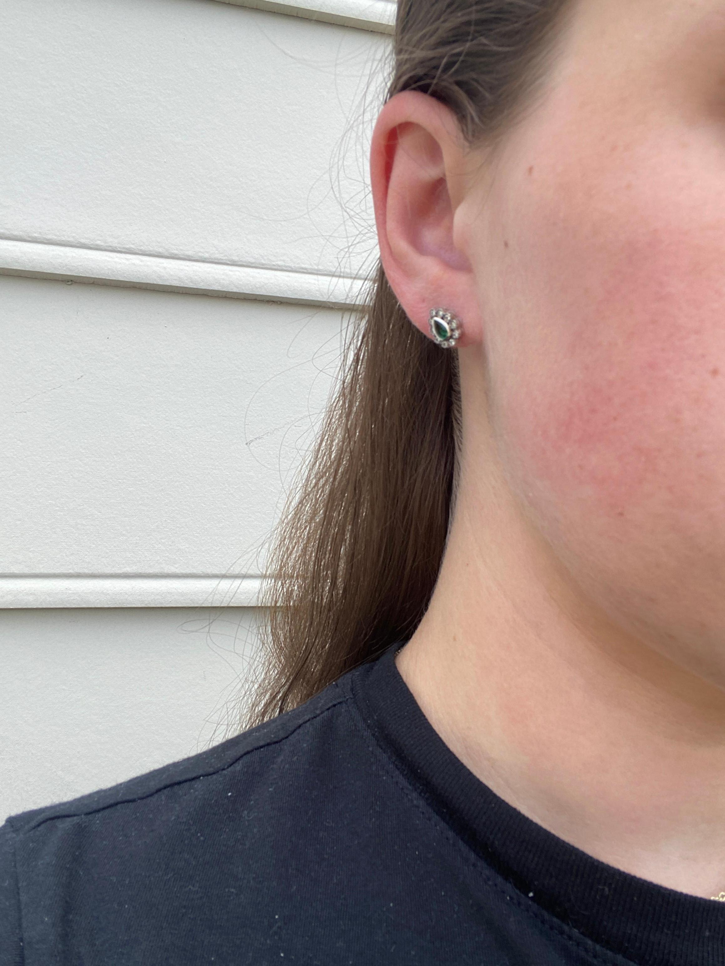 0.70ctw Boucles d'oreilles émeraude poire diamant, or blanc 18K, longueur 3/8 pouces Unisexe en vente
