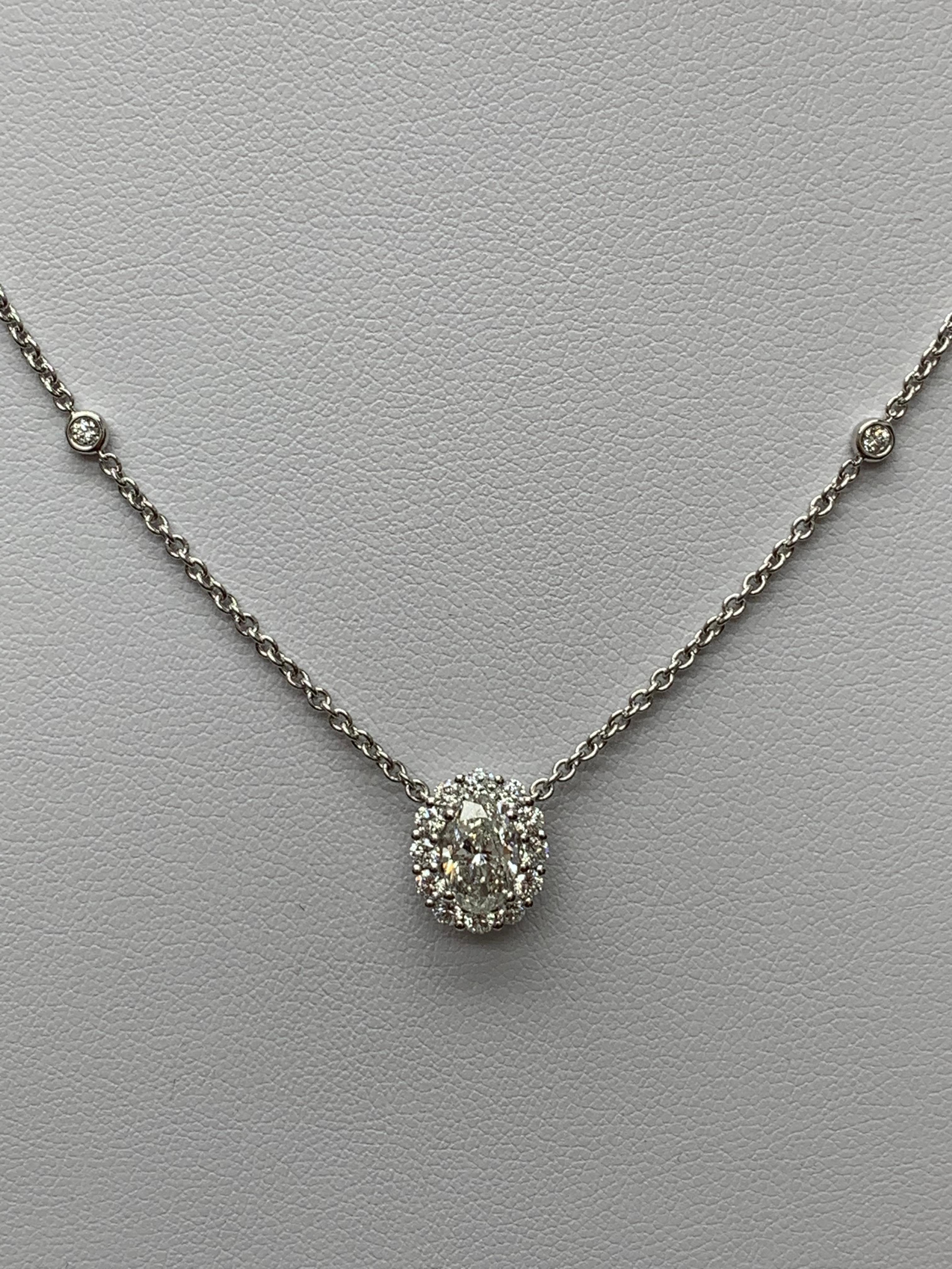 Moderne Collier pendentif en or jaune 14K avec rubis ovale de 0,71 carat et diamants en vente