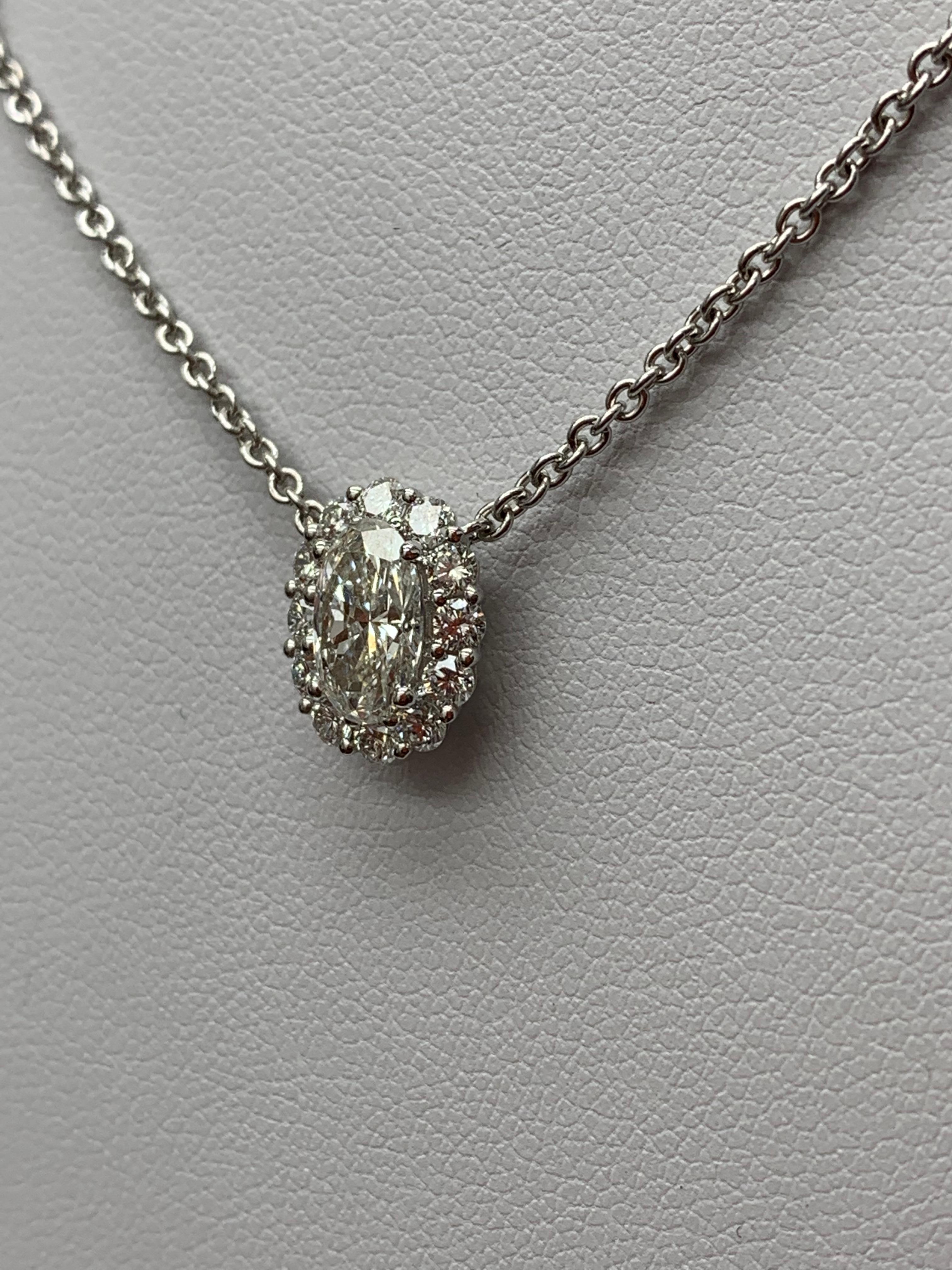 Taille ovale Collier pendentif en or jaune 14K avec rubis ovale de 0,71 carat et diamants en vente