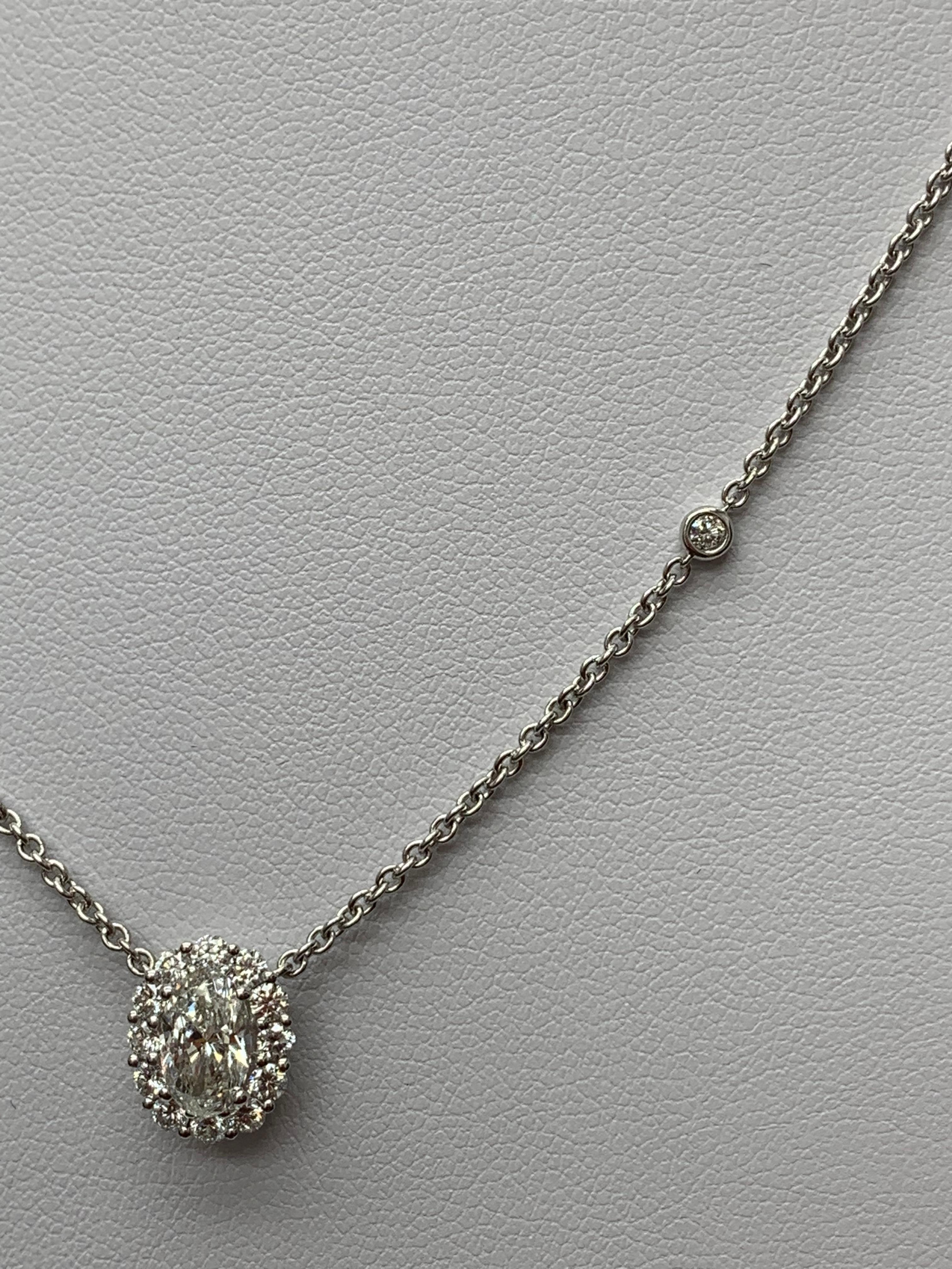 Collier pendentif en or jaune 14K avec rubis ovale de 0,71 carat et diamants Neuf - En vente à NEW YORK, NY
