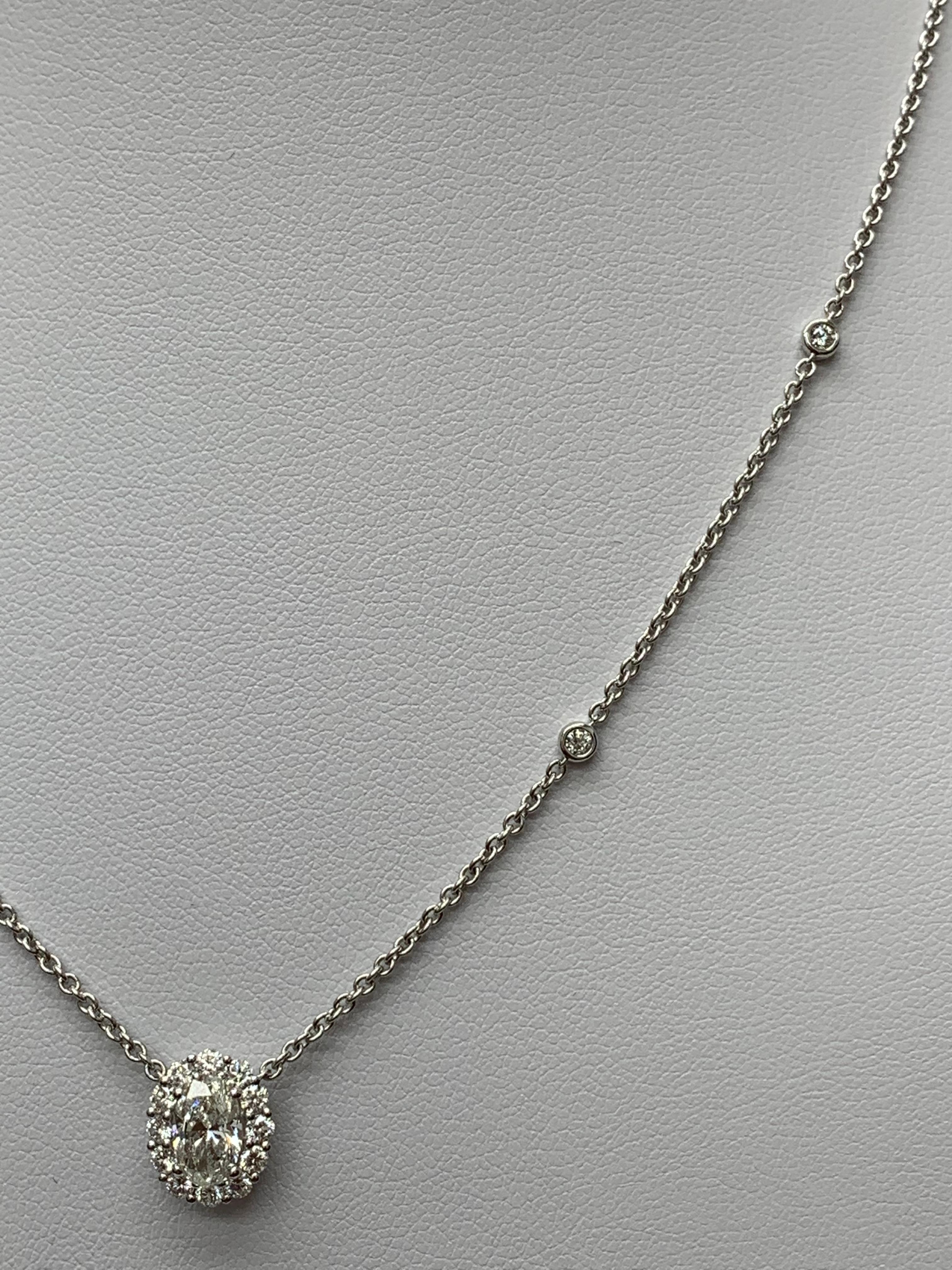 Collier pendentif en or jaune 14K avec rubis ovale de 0,71 carat et diamants Pour femmes en vente