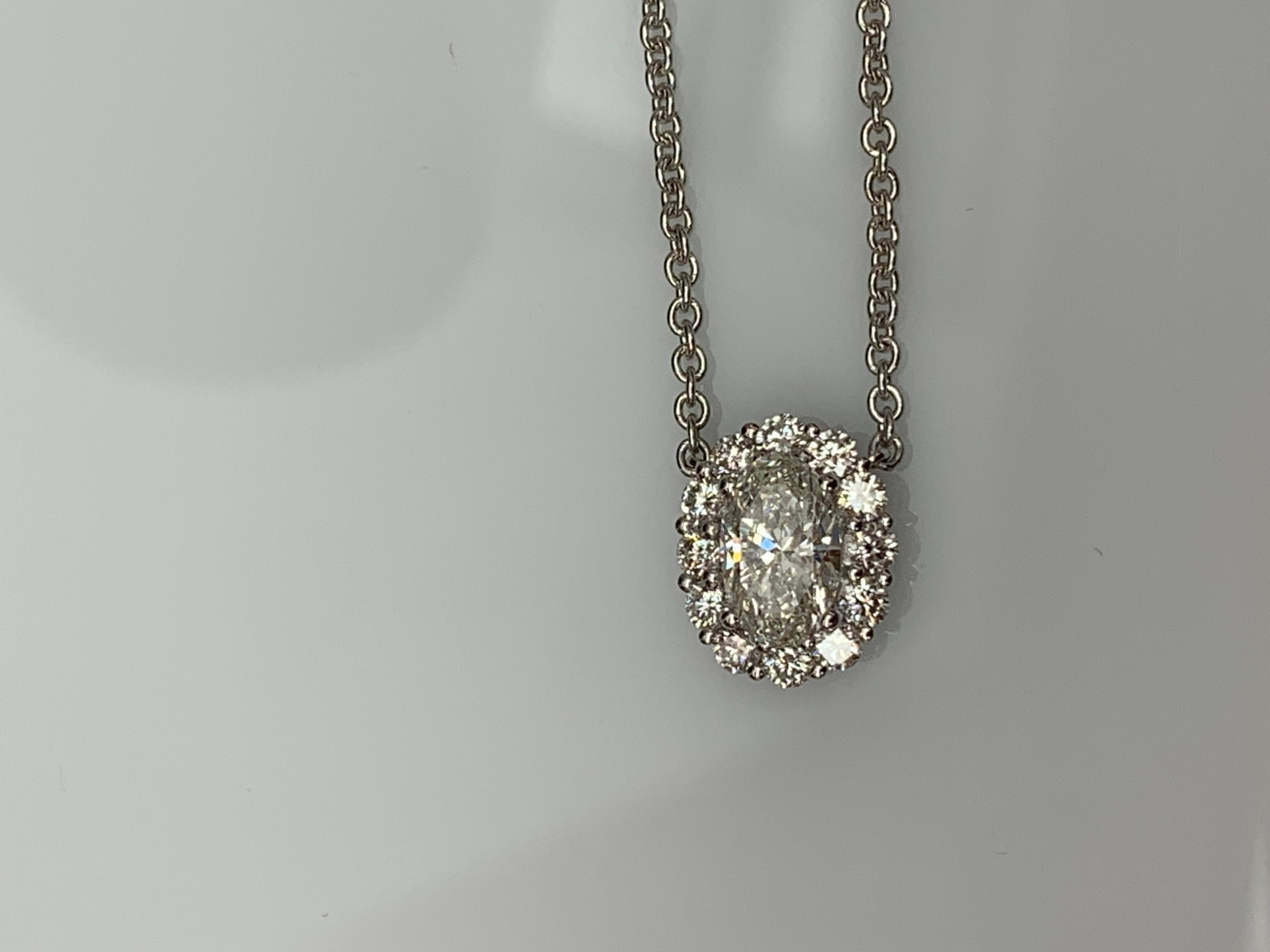 Collier pendentif en or jaune 14K avec rubis ovale de 0,71 carat et diamants en vente 3