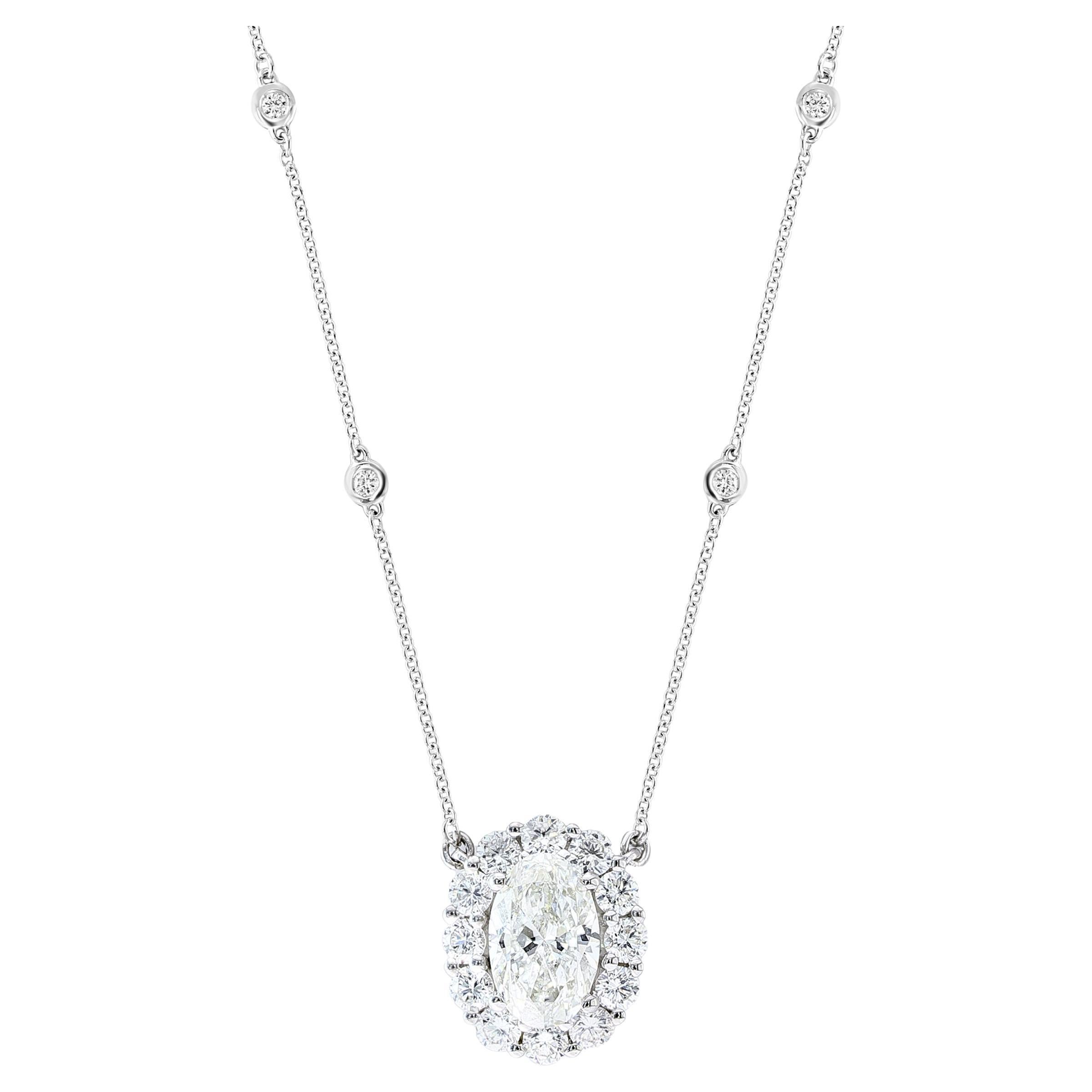Collier pendentif en or jaune 14K avec rubis ovale de 0,71 carat et diamants en vente