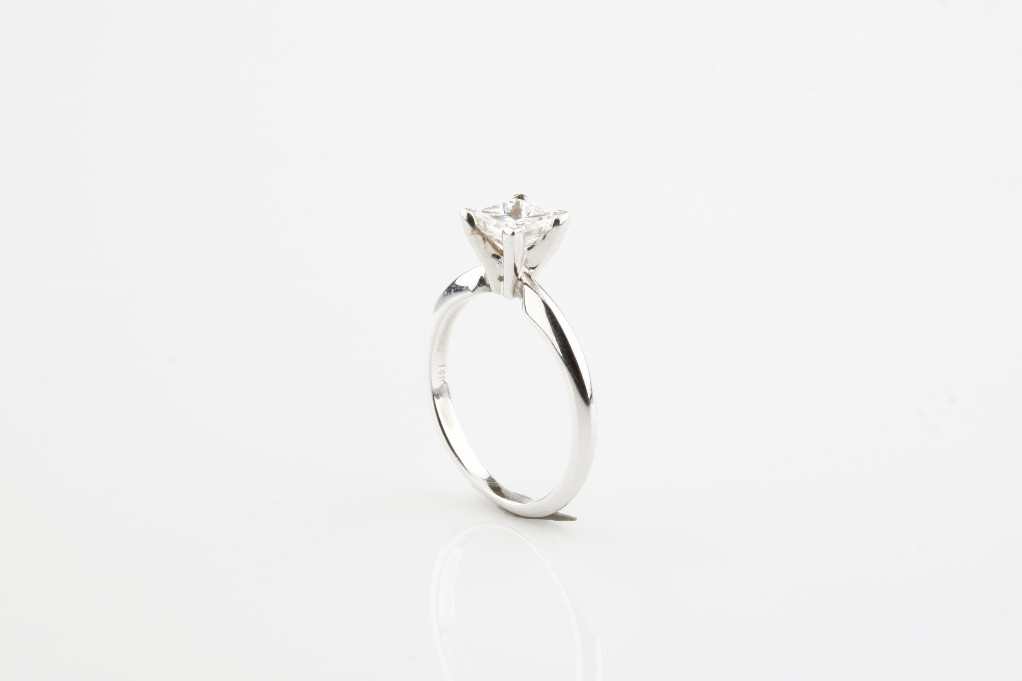 0,71 Karat Diamant im Prinzessinnenschliff Solitär 14 Karat Weißgold Verlobungsring (Carréschliff) im Angebot