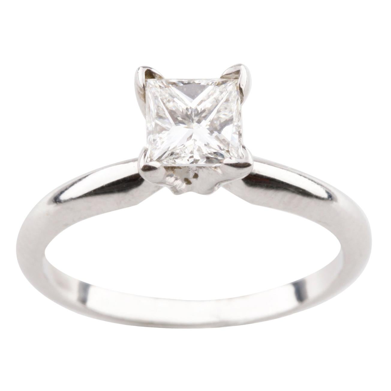 Bague de fiançailles solitaire en or blanc 14 carats avec diamant taille princesse de 0,71 carat en vente