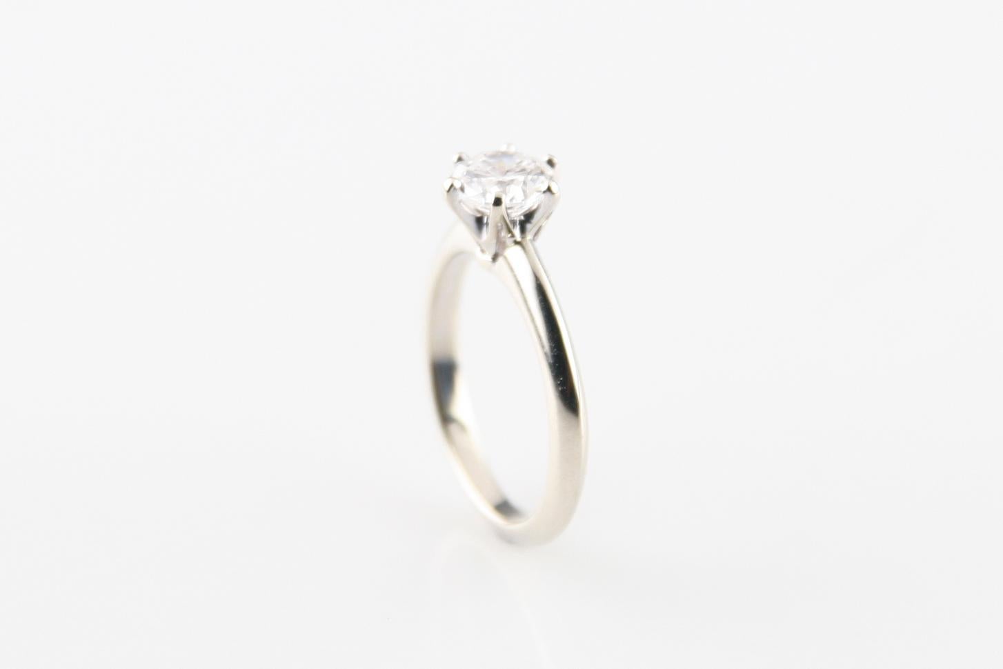 0,71 Karat runder Diamant Solitär 14 Karat Weißgold Ring GIA zertifiziert (Rundschliff) im Angebot