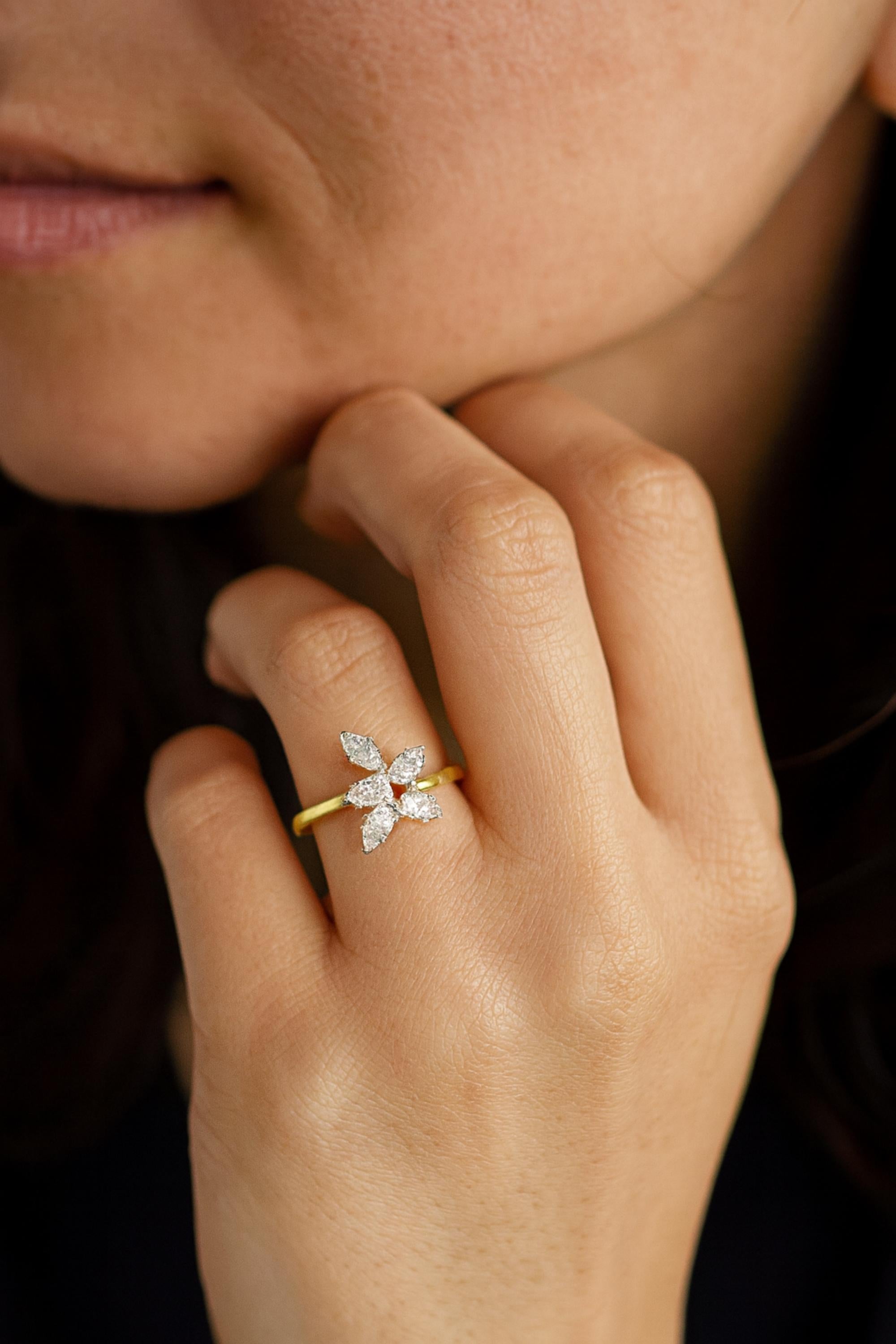 Im Angebot: 0,71 Karat SI/H Marquise Birne Diamant Cluster Ring 18 Karat Gelbgold () 2