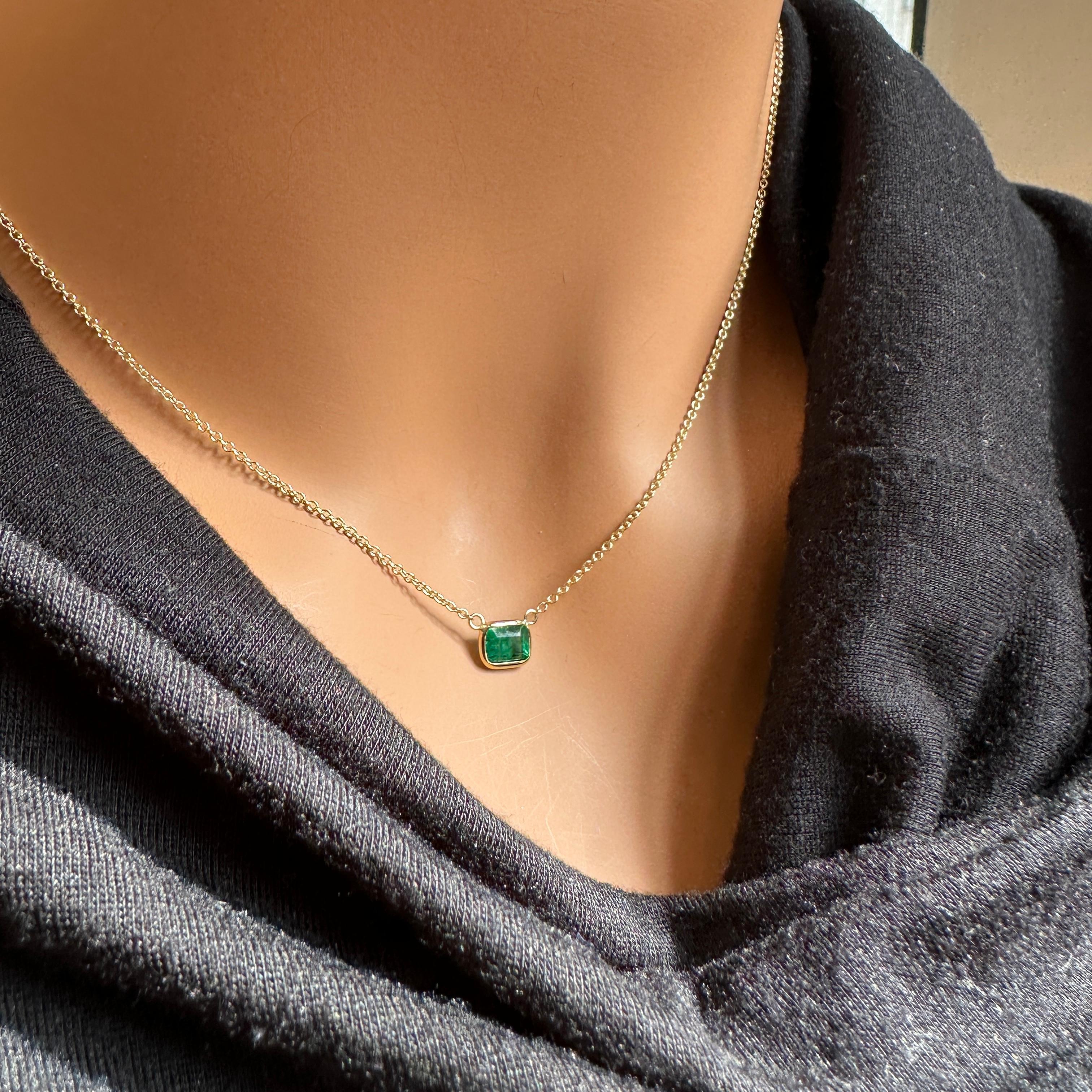 Contemporary 0.71 Carat Weight Green Emerald Solitaire Necklace in 14k Yellow Gold For Sale