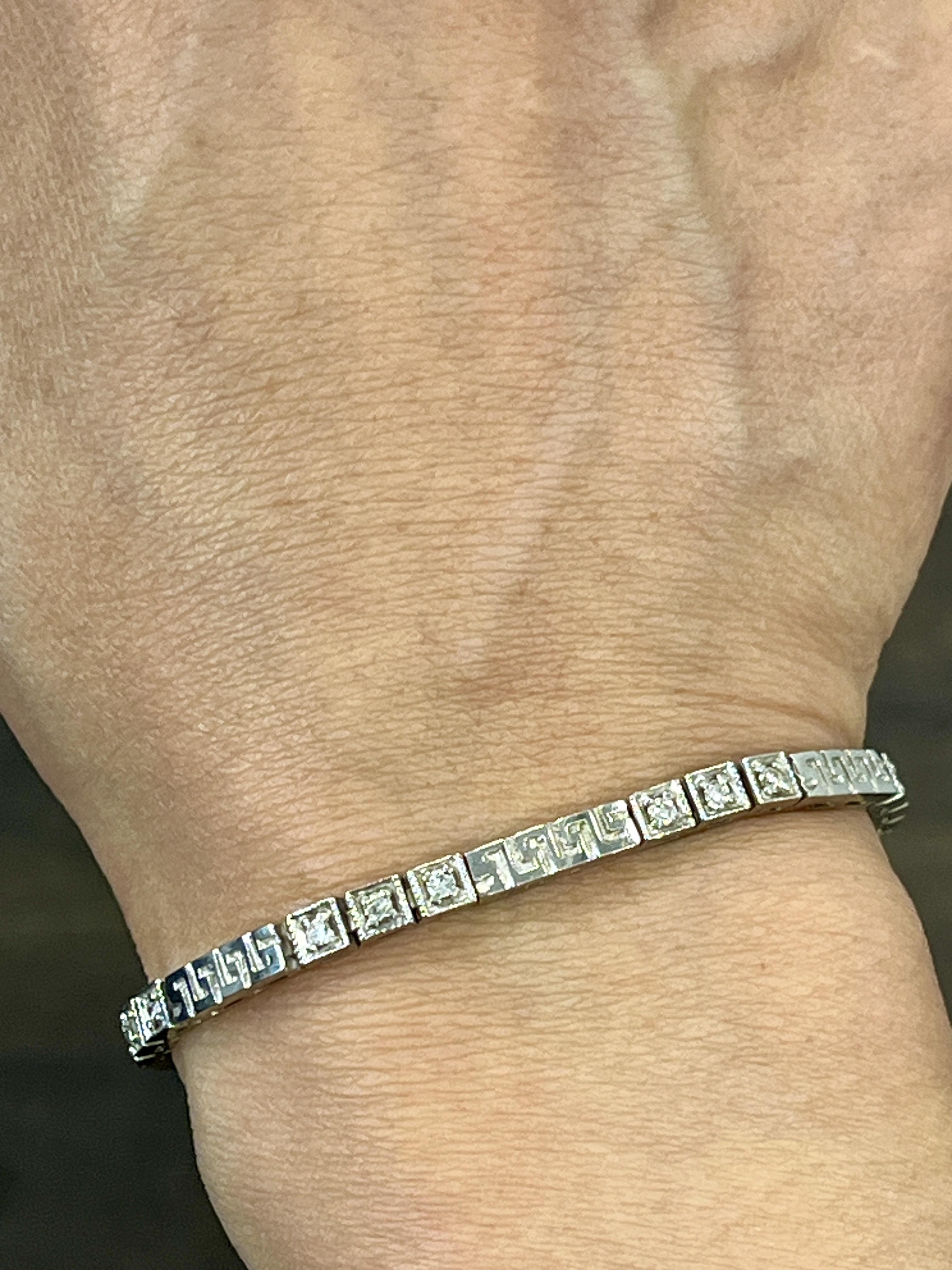 Cet élégant bracelet met en valeur des diamants ronds d'un poids total de 0,71 carat, sertis dans de l'or blanc 14k. Les diamants sont de couleur G et de pureté VS2. Mesurant 7,25 pouces de long, cette pièce est un ajout raffiné à toute collection.
