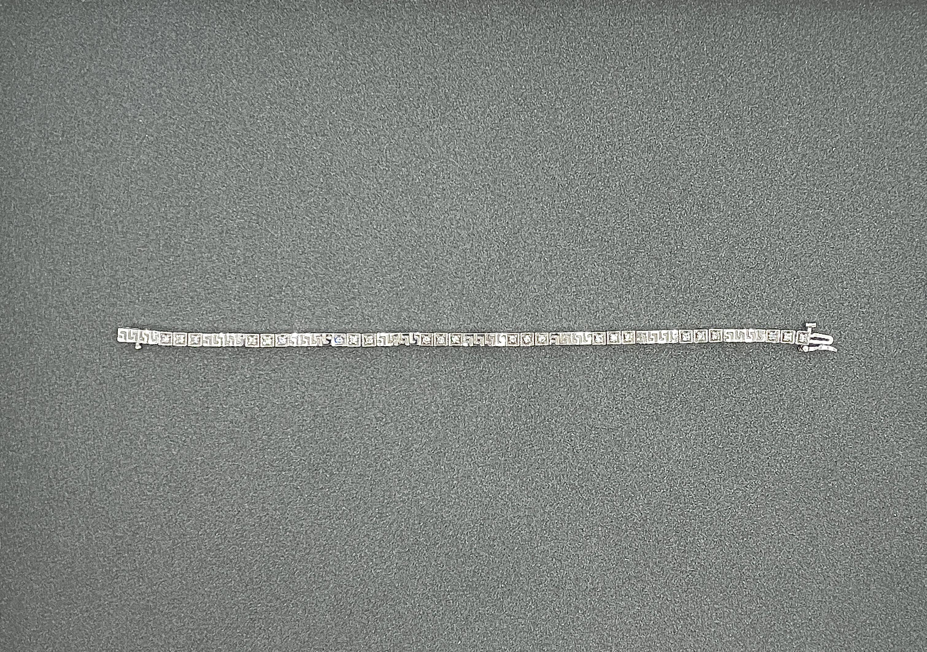 Taille ronde Bracelet à motif de clé grecque avec diamants de 0,71 carat en vente