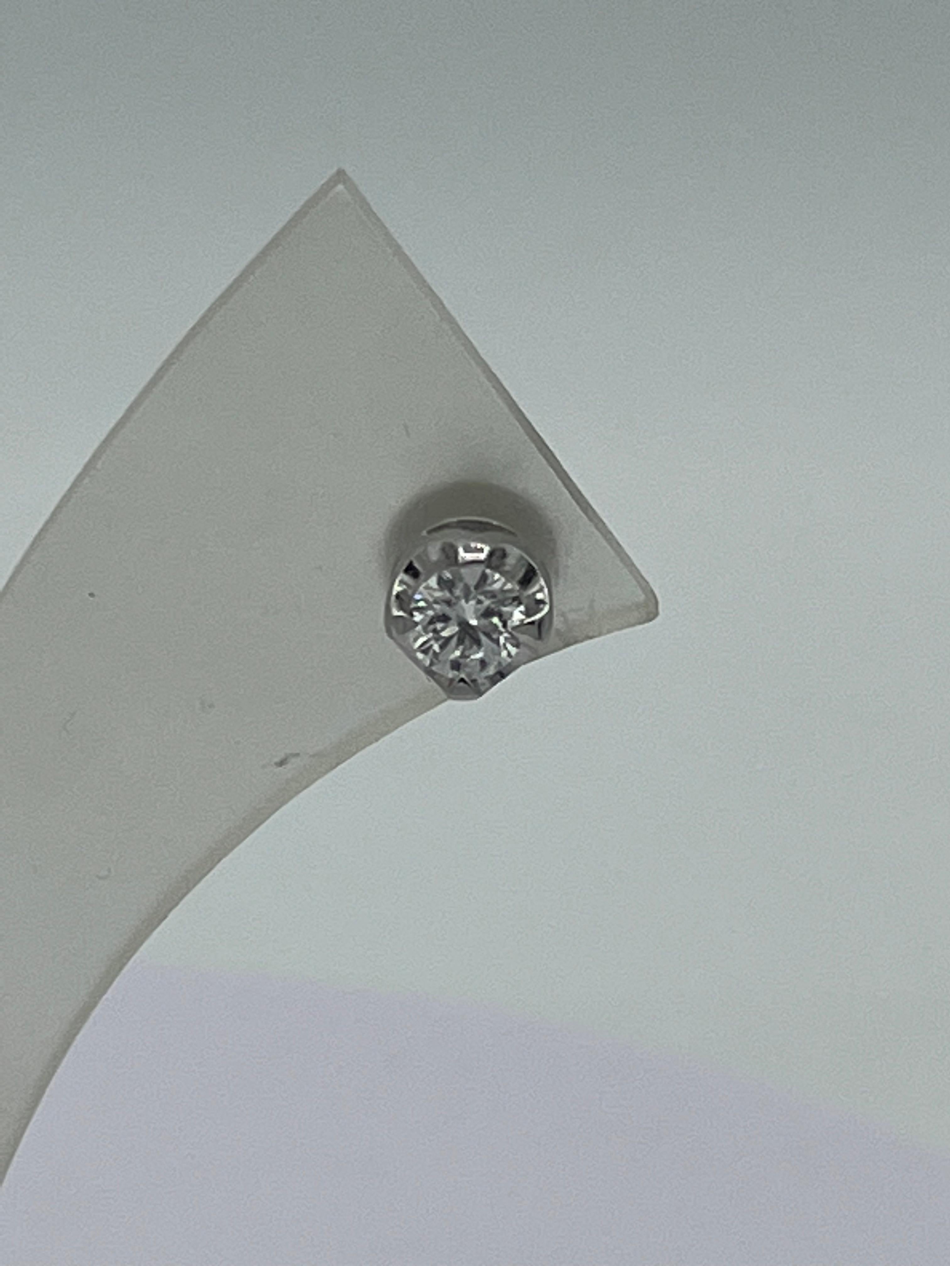 18 k Weißgold
2 Diamanten im Brillantschliff 
Qualität F/ si
2,6 Gramm
Durchmesser des Ohrrings 6 mm
das sind klassische Ohrringe