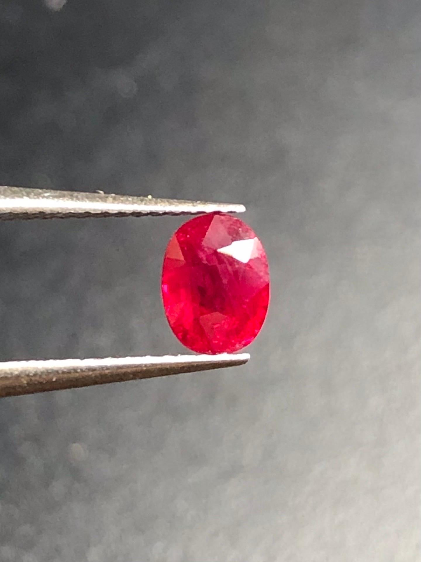RMA120
0,71 Ct  Gemma di qualità non riscaldata certificata GIA: rubino di Birmania, sangue di piccione e occhio pulito 

DESCRIZIONE DELLA GEMMA
Specie:  Nature Corumdum
Varietà: Nature Ruby Non Riscaldato
Peso:  0,71 carati  
Colore:   Sangue di