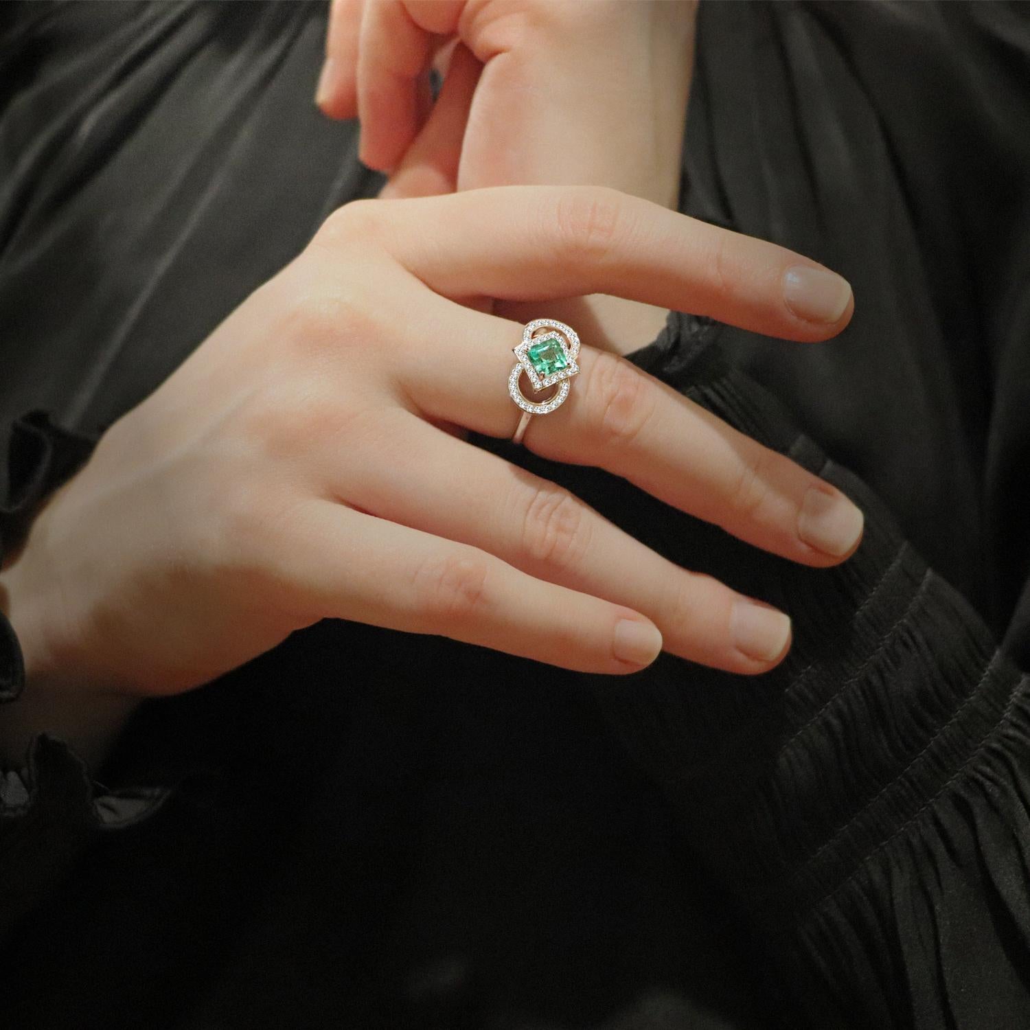 0.71 Ct No Oil Russian Emerald Engagement 18K Gold Ring In New Condition For Sale In Bangkok, TH