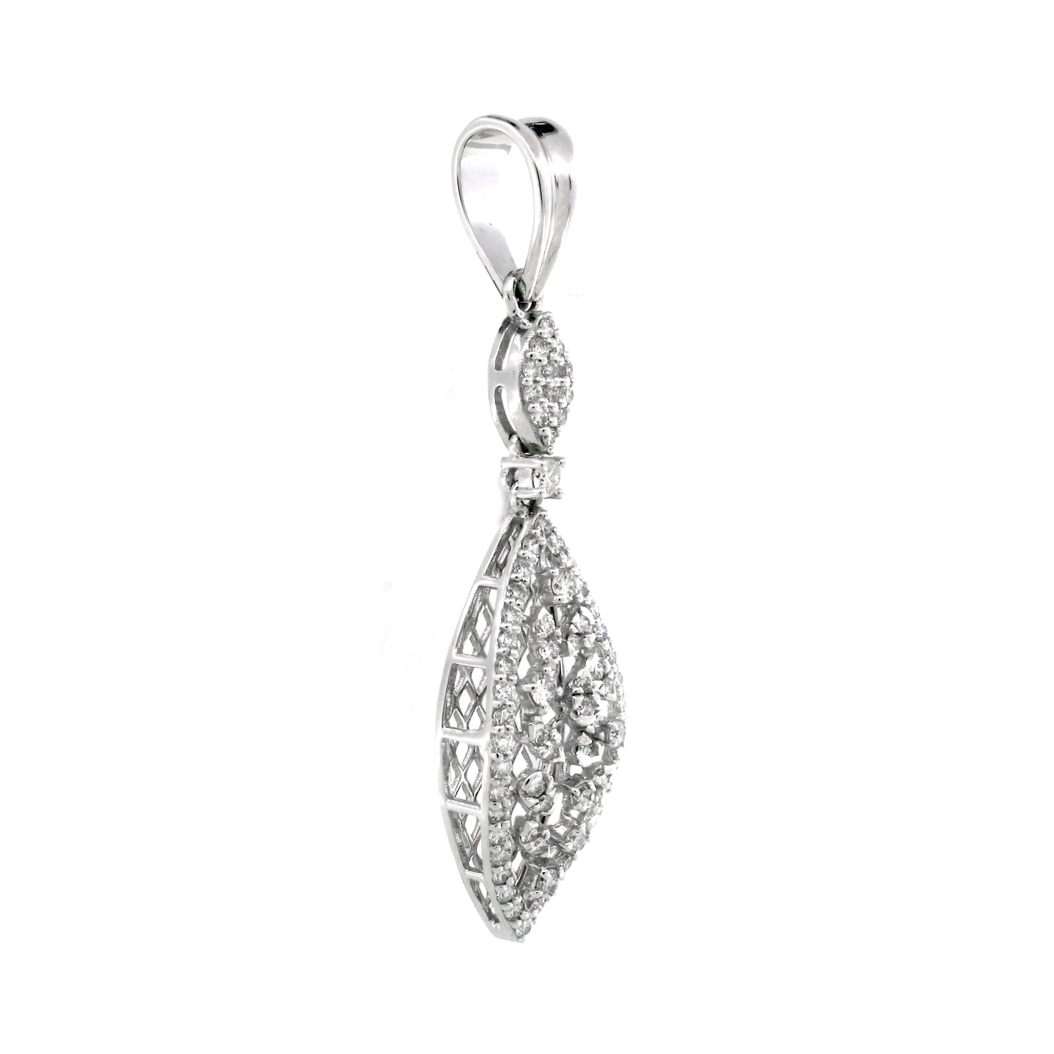 Voici un pendentif qui allie harmonieusement élégance et polyvalence, parfait pour être porté au quotidien. Cette pièce exquise présente 0,71 carats de diamants ronds blancs étincelants, méticuleusement sertis pour capturer et refléter