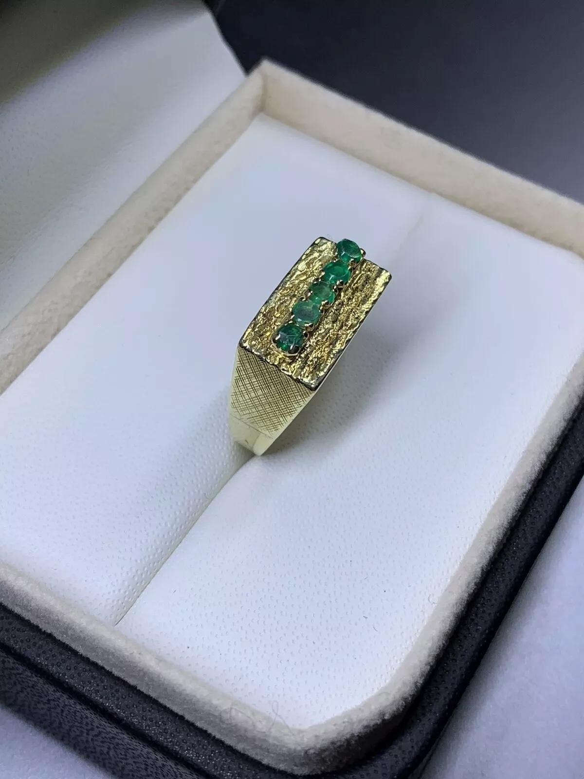Round Cut 0.71ct Emerald green signet ring in 14ct yellow gold. For Sale